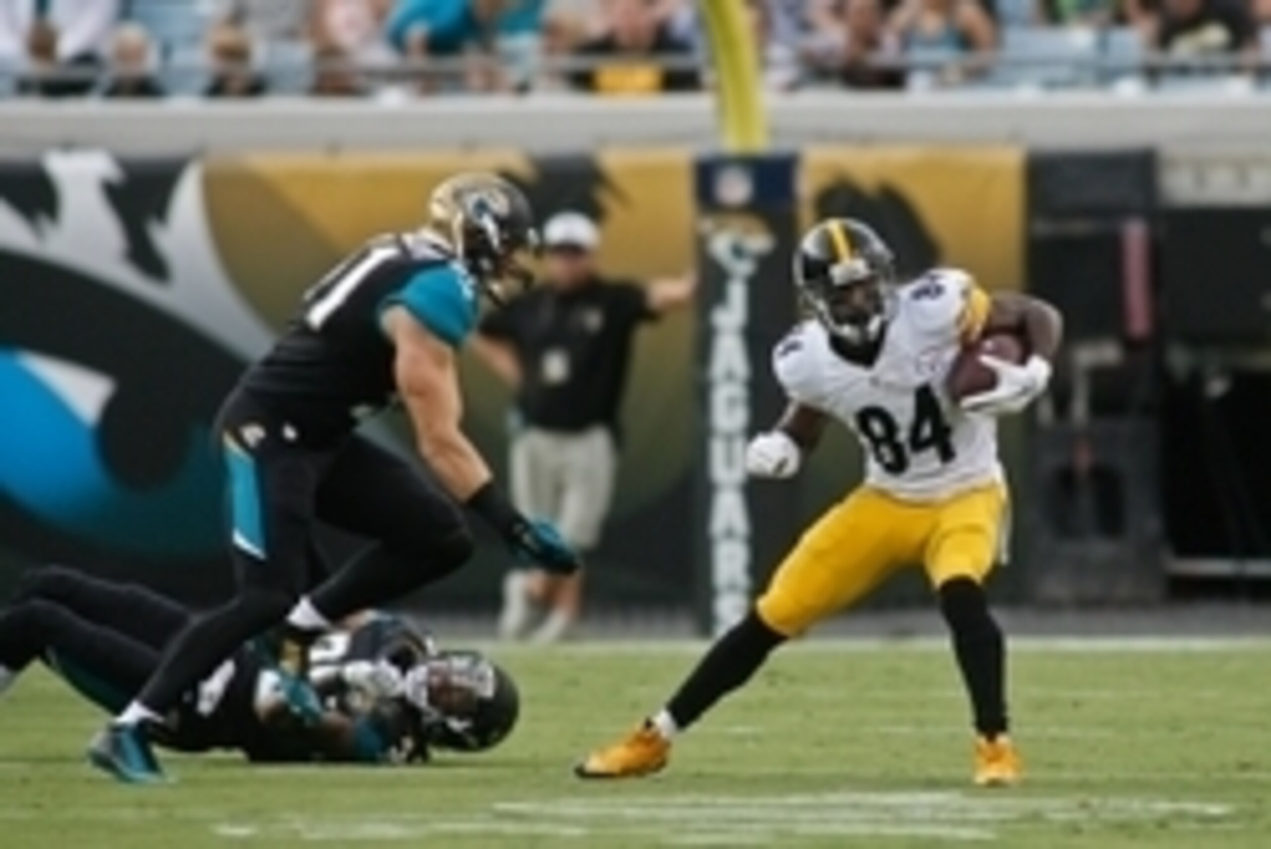 Aug 14, 2015; Jacksonville, FL, USA; Pittsburgh Steelers wide receiver Antonio Brown (84) against Jacksonville Jaguars cornerback Demetrius McCray, bottom left, and linebacker Paul Posluszny (51) in the first quarter of a preseason NFL football game at Ev