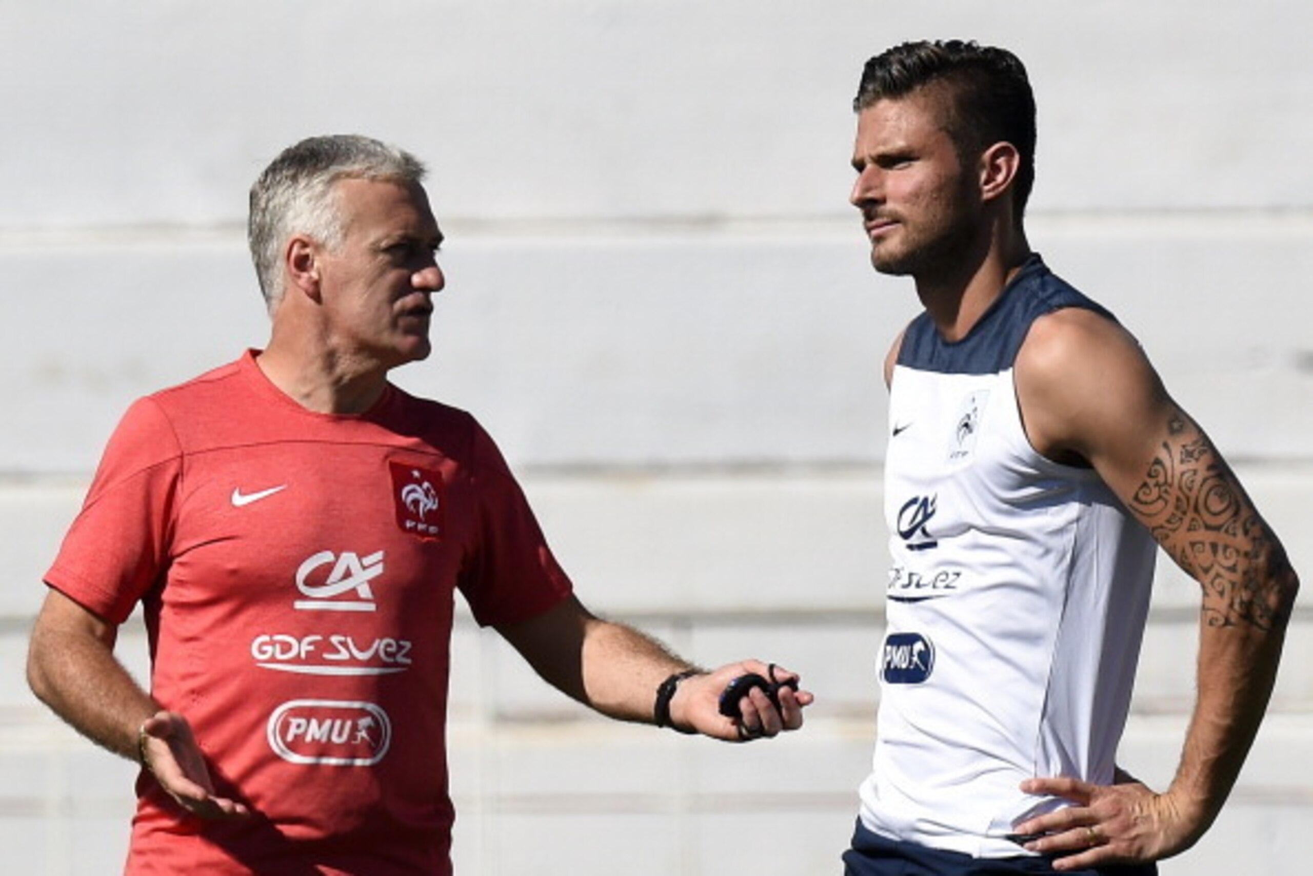 France's coach Didier Deschamps (L) speaks with forward Olivier Giroud, during a training session at the stadium Santa Cruz in Ribeirao Preto on July 1, 2014, during the 2014 FIFA World Cup in Brazil.  AFP PHOTO / FRANCK FIFE        (Photo credit should r