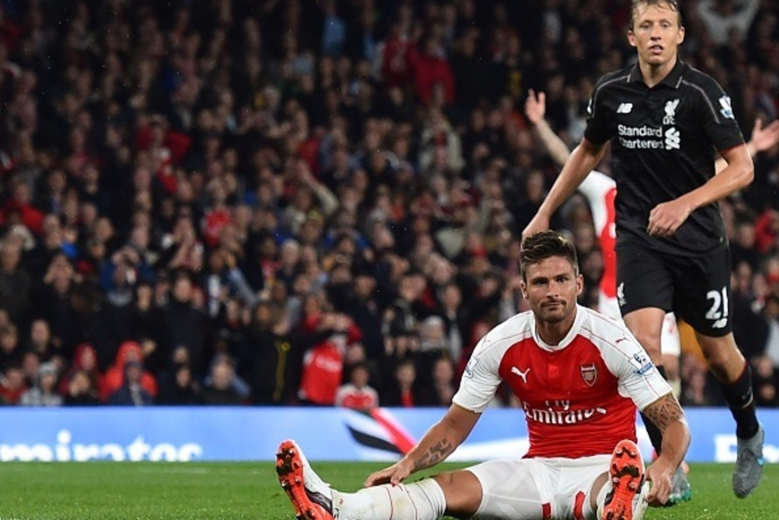 Arsenal's French striker Olivier Giroud (bottom) reacts after missing a shot on goal during the English Premier League football match between Arsenal and Liverpool at the Emirates stadium, north London on August 24, 2015. AFP PHOTO / BEN STANSALL

RESTRIC