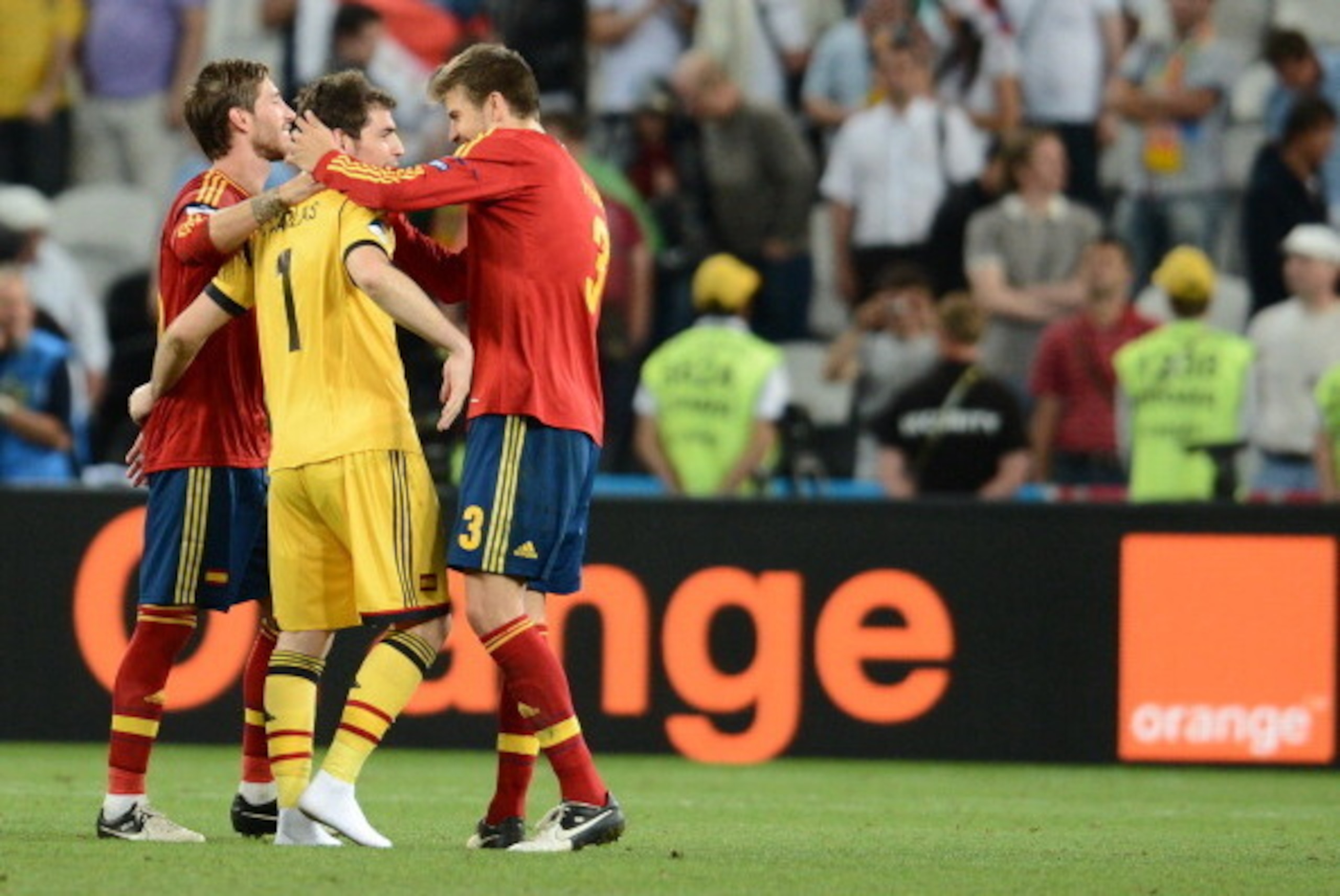 (L-R) Spanish defender Sergio Ramos, Spanish goalkeeper Iker Casillas and Spanish defender Gerard Pique celebrate after winning penalty shoot out during the Euro 2012 football championships semi-final match Portugal vs Spain on June 27, 2012 at the Donbas