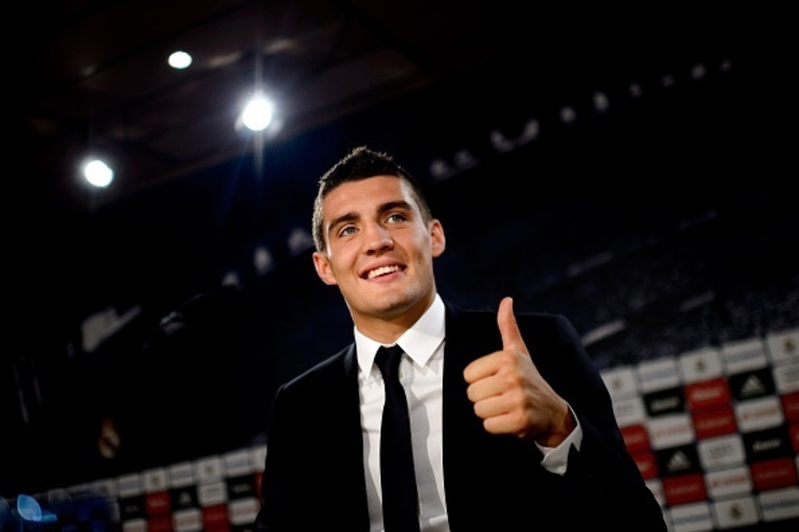 Real Madrid's new player Croatian Mateo Kovacic thumbs up during his official presentation at the Santiago Bernabeu stadium in Madrid on August 19, 2015.  AFP PHOTO / DANI POZO        (Photo credit should read DANI POZO/AFP/Getty Images)