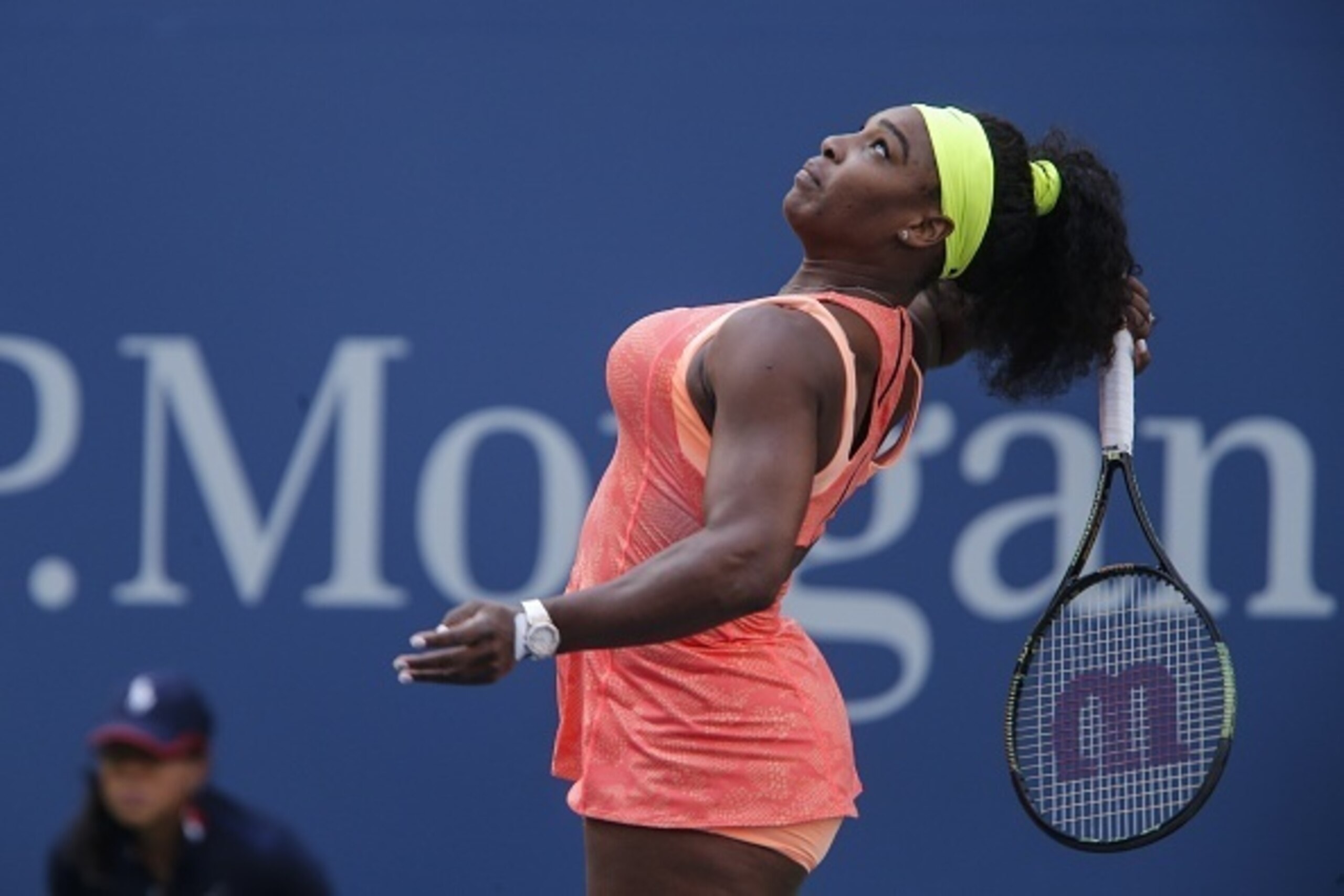 Serena Williams of the US serves to compatriot Madison Keys during their 2015 US Open Women's singles round 4 match at the USTA Billie Jean King National Tennis Center September 6, 2015 in New York. AFP PHOTO/KENA BETANCUR        (Photo credit should read