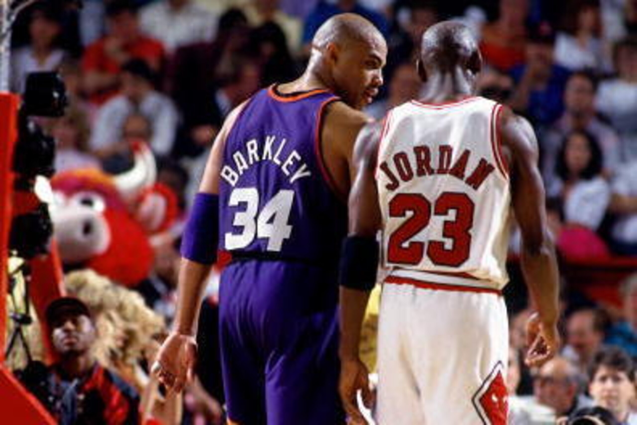 CHICAGO - JUNE 18:  Charles Barkley #34 of the Phoenix Suns chats with Michael Jordan #23 of the Chicago Bulls in Game Five of the 1993 NBA Finals on June 18, 1993 at the Chicago Stadium in Chicago, Illinois. The Suns won 108-98. NOTE TO USER: User expres