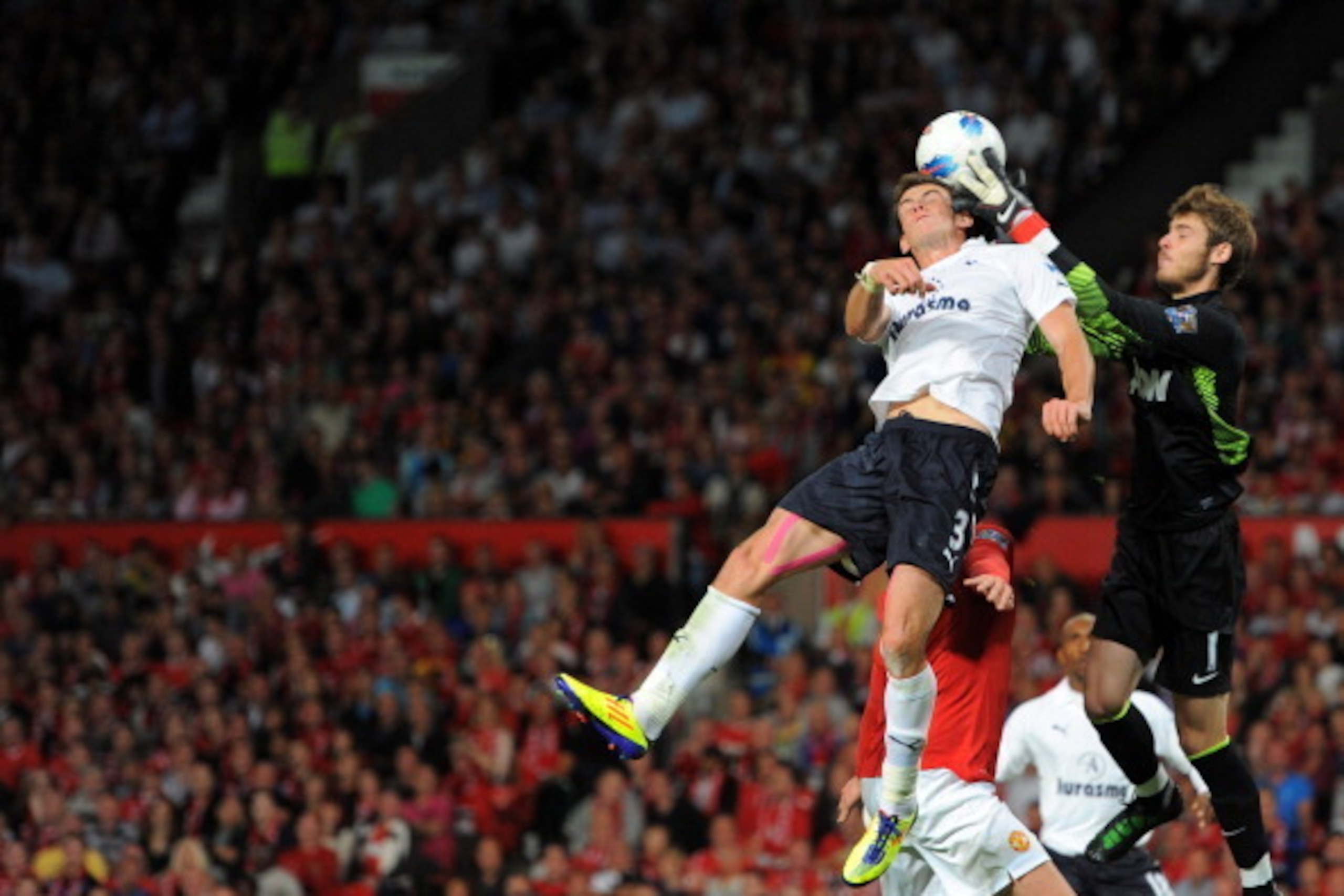 Manchester United's English midfielder Phil Jones (C) and Manchester United's Spanish goalkeeper David de Gea (R) compete with Tottenham Hotspur's Welsh defender Gareth Bale during the English Premier League football match between Manchester United and To