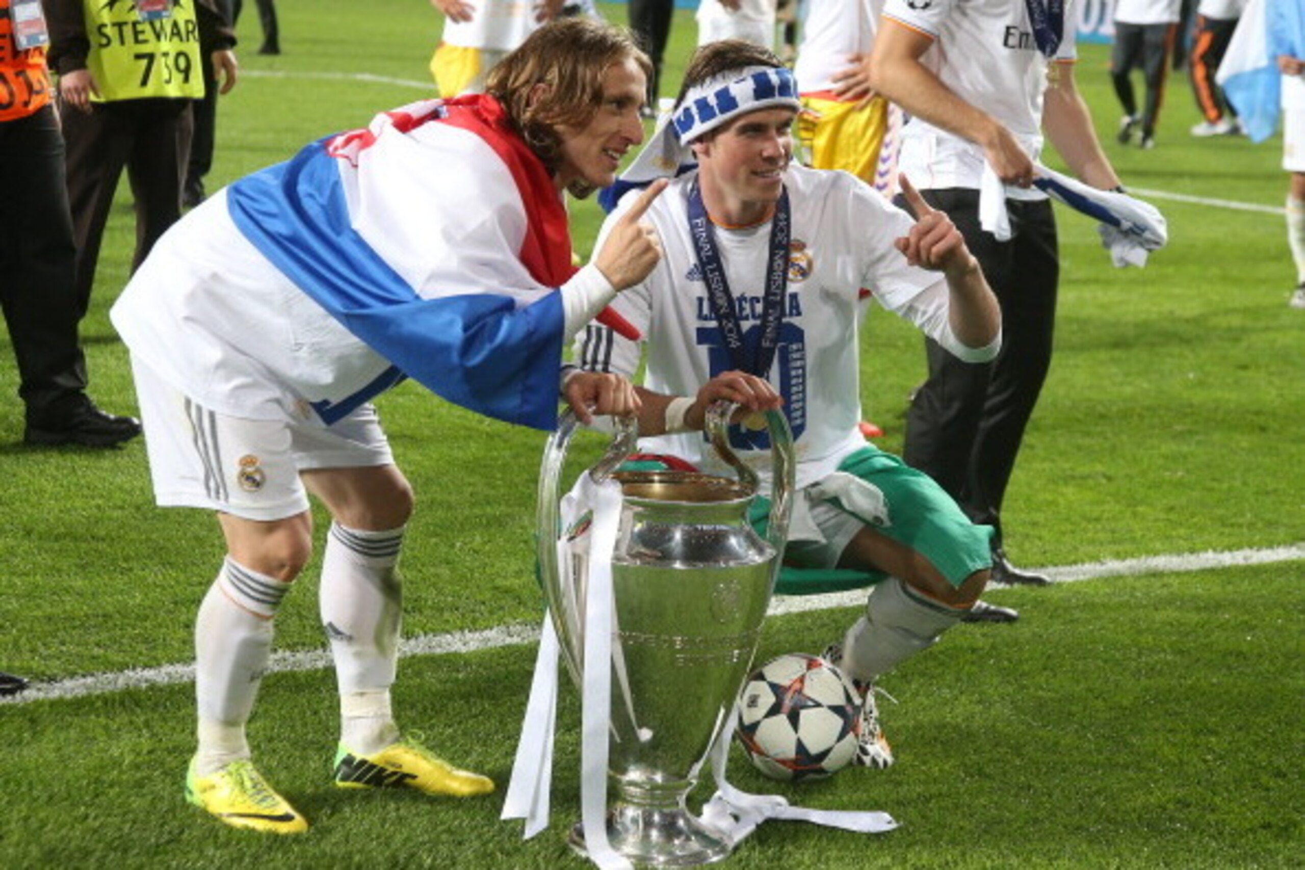 LISBON, PORTUGAL - MAY 24: Luka Modric and Gareth Bale of Real Madrid celebrate the trophy after the UEFA Champions League final between Real Madrid and Atletico de Madrid at Estadio da Luz stadium on May 24, 2014 in Lisbon, Portugal. (Photo by Jean Catuf