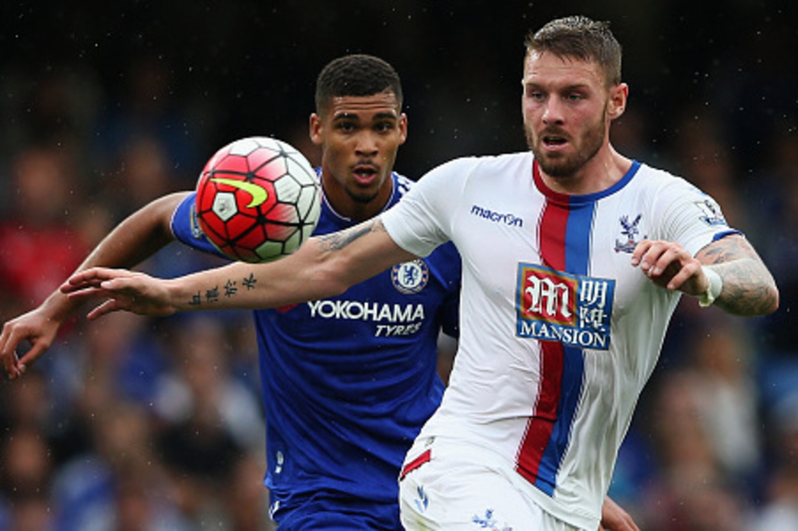 LONDON, ENGLAND - AUGUST 29:  Connor Wickham of Crystal Palace holds off  Ruben Loftus-Cheek of Chelsea during the Barclays Premier League match between Chelsea and Crystal Palace on August 29, 2015 in London, United Kingdom.  (Photo by Shaun Botterill/Ge