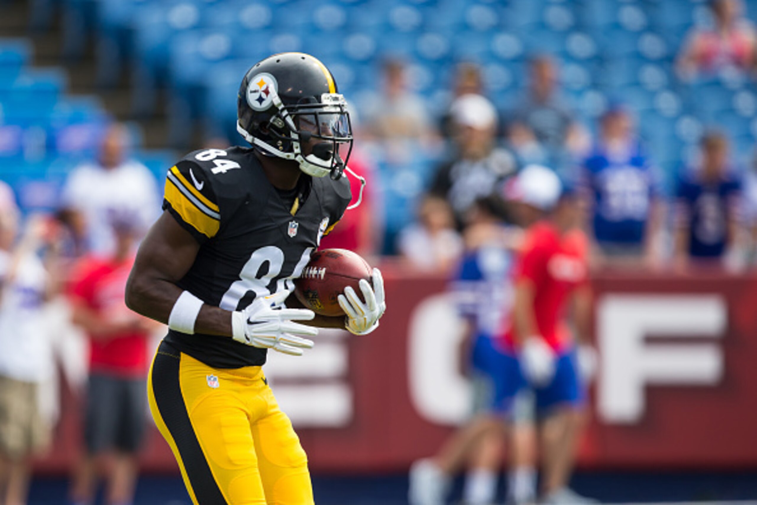 ORCHARD PARK, NY - AUGUST 29:  Antonio Brown #84 of the Pittsburgh Steelers warms up before a preseason game against the Buffalo Bills on August 29, 2015 at Ralph Wilson Stadium in Orchard Park, New York.  Buffalo defeats Pittsburgh 43-19.  (Photo by Bret