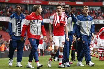 (L-R) Arsenal's English striker Chuba Akpom, Arsenal's Spanish defender Nacho Monreal, Arsenal's Spanish defender Hector Bellerin, Arsenal's English striker Danny Welbeck and Arsenal's English defender Calum Chambers walk around the pitch thanking the cro