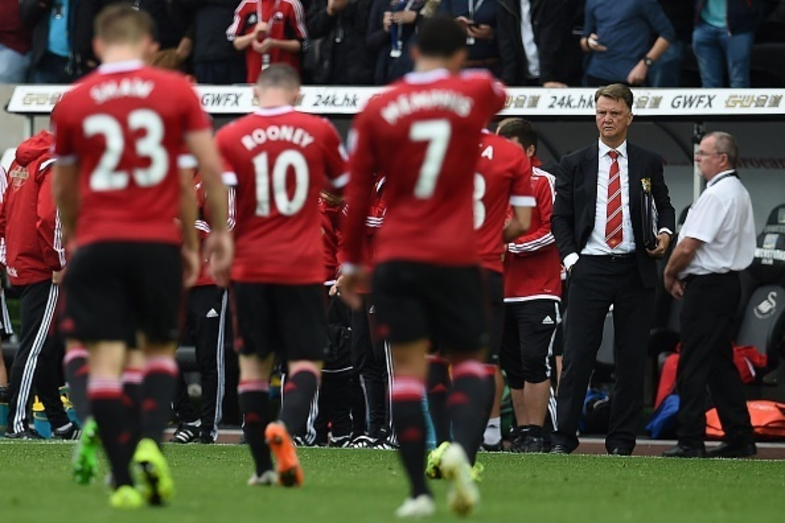 Manchester United's Dutch manager Louis van Gaal (R), watches as (L-R) Manchester United's Luke Shaw, Manchester United's English striker Wayne Rooney and Manchester United's Dutch midfielder Memphis Depay leave the pitch following the English Premier Lea