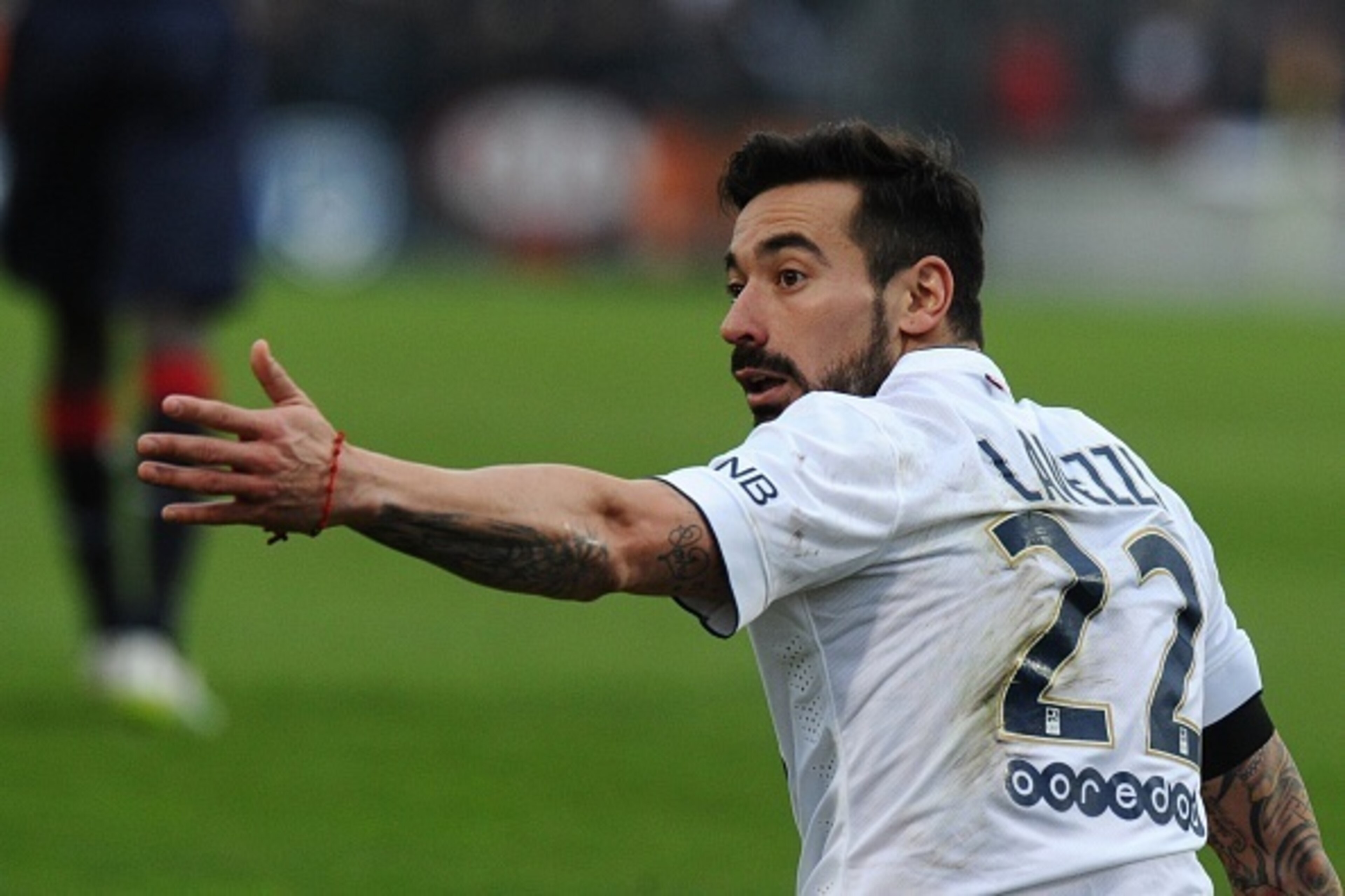 Paris Saint-Germain's Argentinian midfielder Ezequiel Lavezzi reacts during the French L1 football match between Bordeaux and Paris-Saint-Germain on March 15, 2015 at the Chaban-Delmas stadium in Bordeaux, southwestern France. AFP PHOTO / NICOLAS TUCAT   