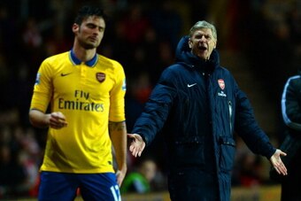 SOUTHAMPTON, ENGLAND - JANUARY 28:  Arsene Wenger manager of Arsenal reacts s he looks to Olivier Giroud of Arsenal during the Barclays Premier League match between Southampton and Arsenal at St Mary's Stadium on January 28, 2014 in Southampton, England. 