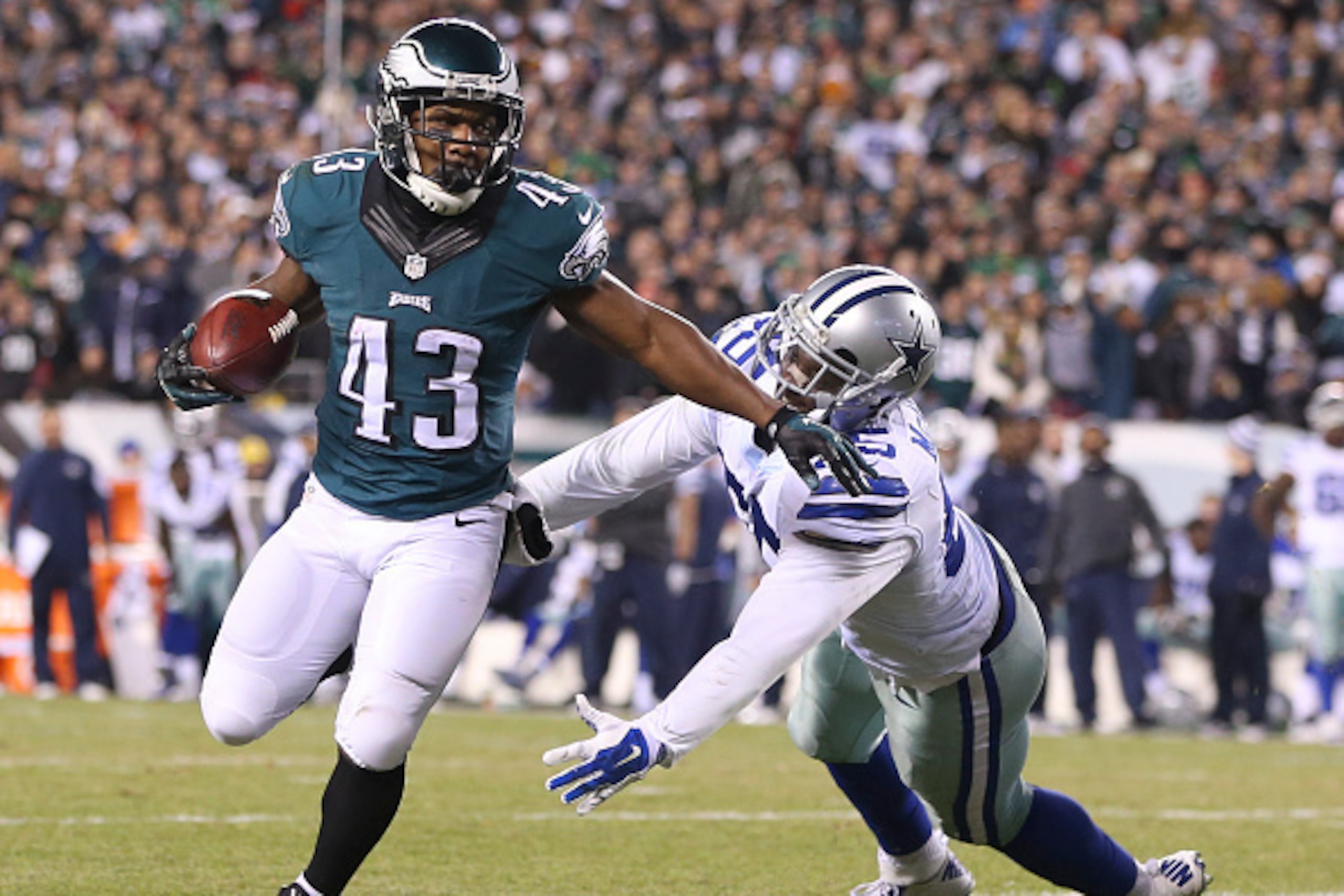 PHILADELPHIA, PA - DECEMBER 14: Darren Sproles #43 of the Philadelphia Eagles runs past Rolando McClain #55 of the Dallas Cowboys for a touchdown at Lincoln Financial Field on December 14, 2014 in Philadelphia, Pennsylvania. (Photo by Mitchell Leff/Getty 