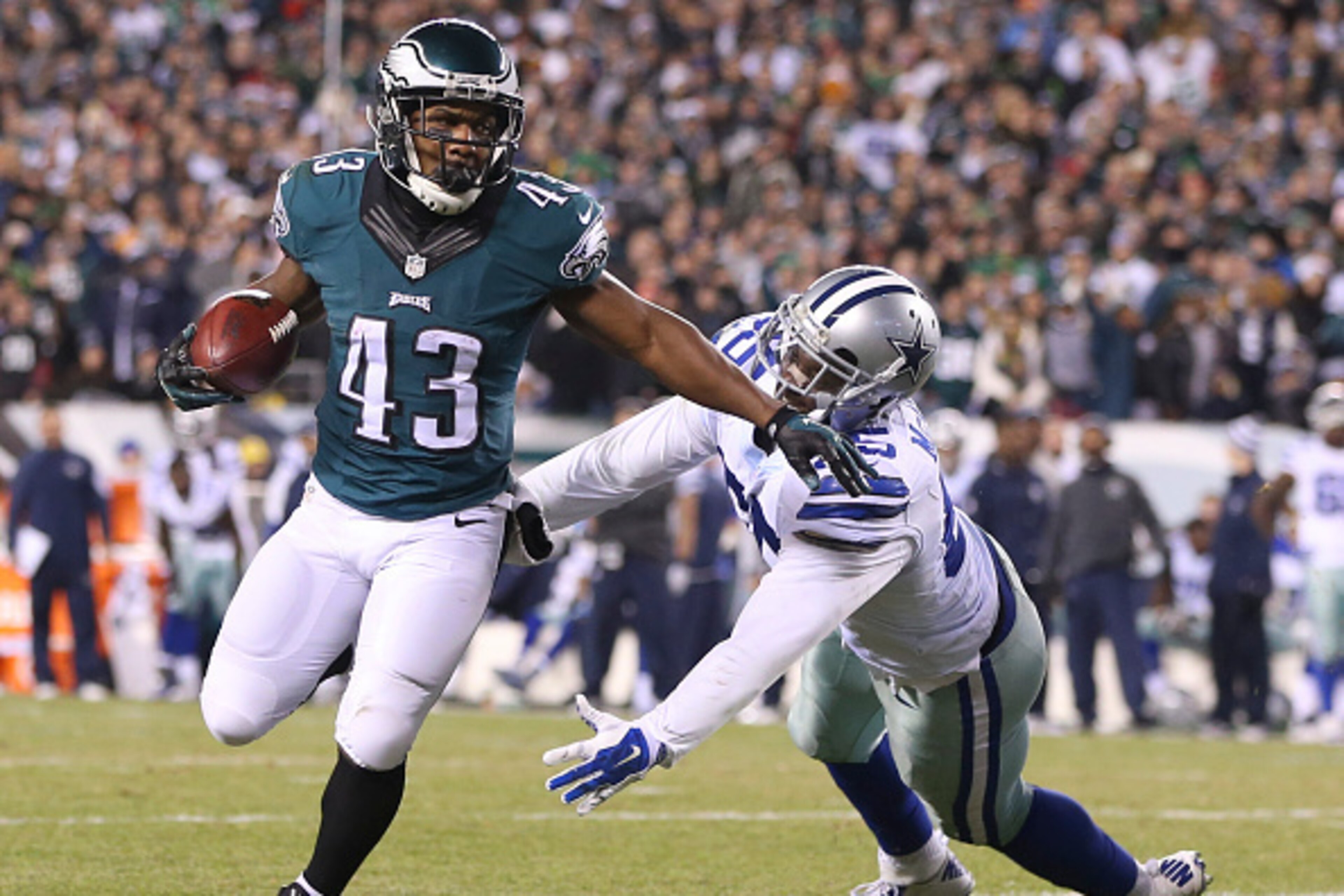PHILADELPHIA, PA - DECEMBER 14: Darren Sproles #43 of the Philadelphia Eagles runs past Rolando McClain #55 of the Dallas Cowboys for a touchdown at Lincoln Financial Field on December 14, 2014 in Philadelphia, Pennsylvania. (Photo by Mitchell Leff/Getty 