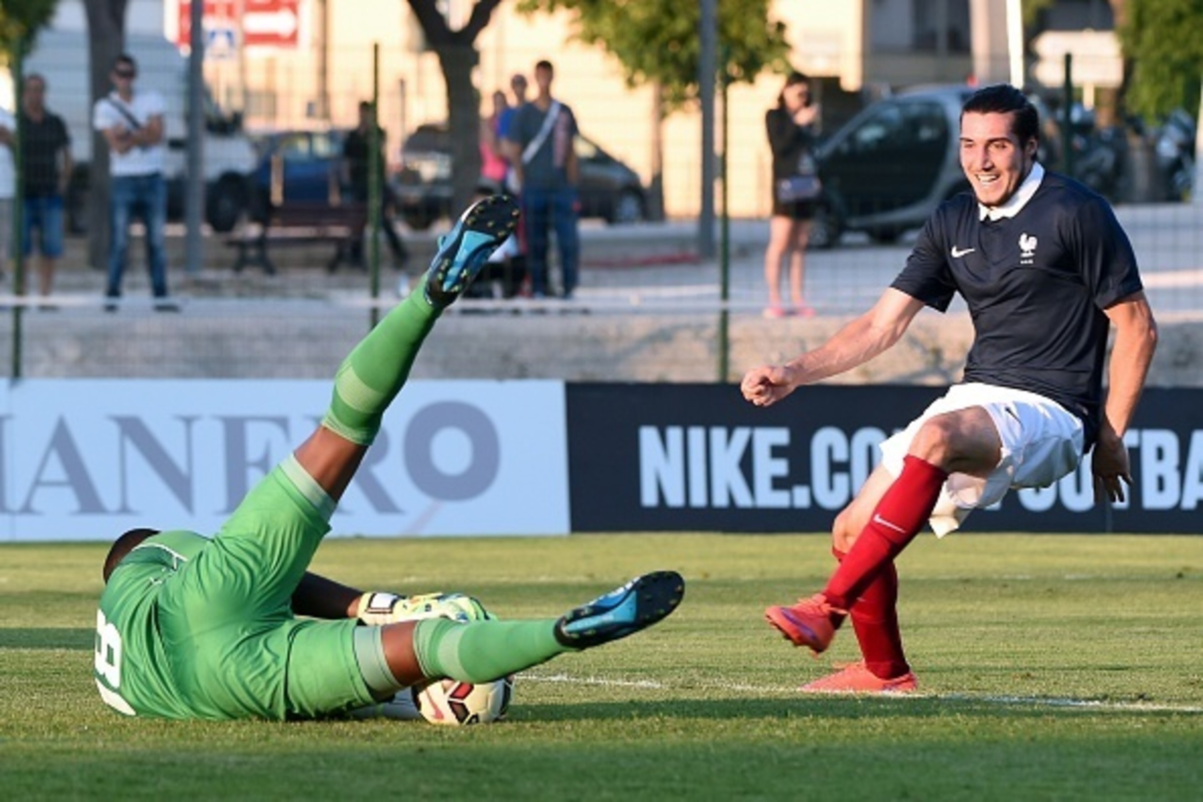 French forward Enzo Crivelli (R) vies with Costa-Rica's goalkeeper Darryl Parker (L)  during the Under 21 international football match between France and Costa Rica, at the De Lattre stadium in Aubagne, southern France, on June 2, 2015.   AFP PHOTO / BORI