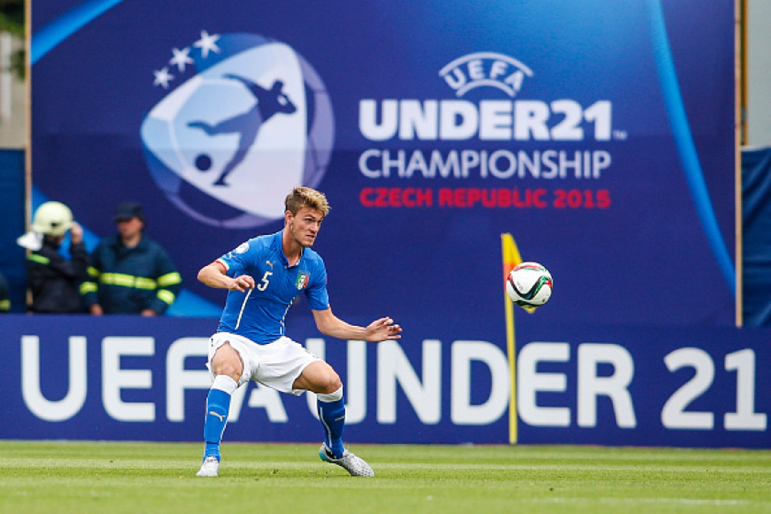 OLOMOUC, CZECH REPUBLIC - JUNE 18: Daniele Rugani of Italy controls the ball during the UEFA Under21 European Championship between Italy and Sweden at Andruv Stadium on June 18, 2015 in Olomouc, Czech Republic. (Photo by Christian Hofer/Getty Images) OLOMOUC, CZECH REPUBLIC - JUNE 18: Daniele Rugani of Italy controls the ball during the UEFA Under21 European Championship between Italy and Sweden at Andruv Stadium on June 18, 2015 in Olomouc, Czech Republic. (Photo by Christian Hofer/Getty Images)