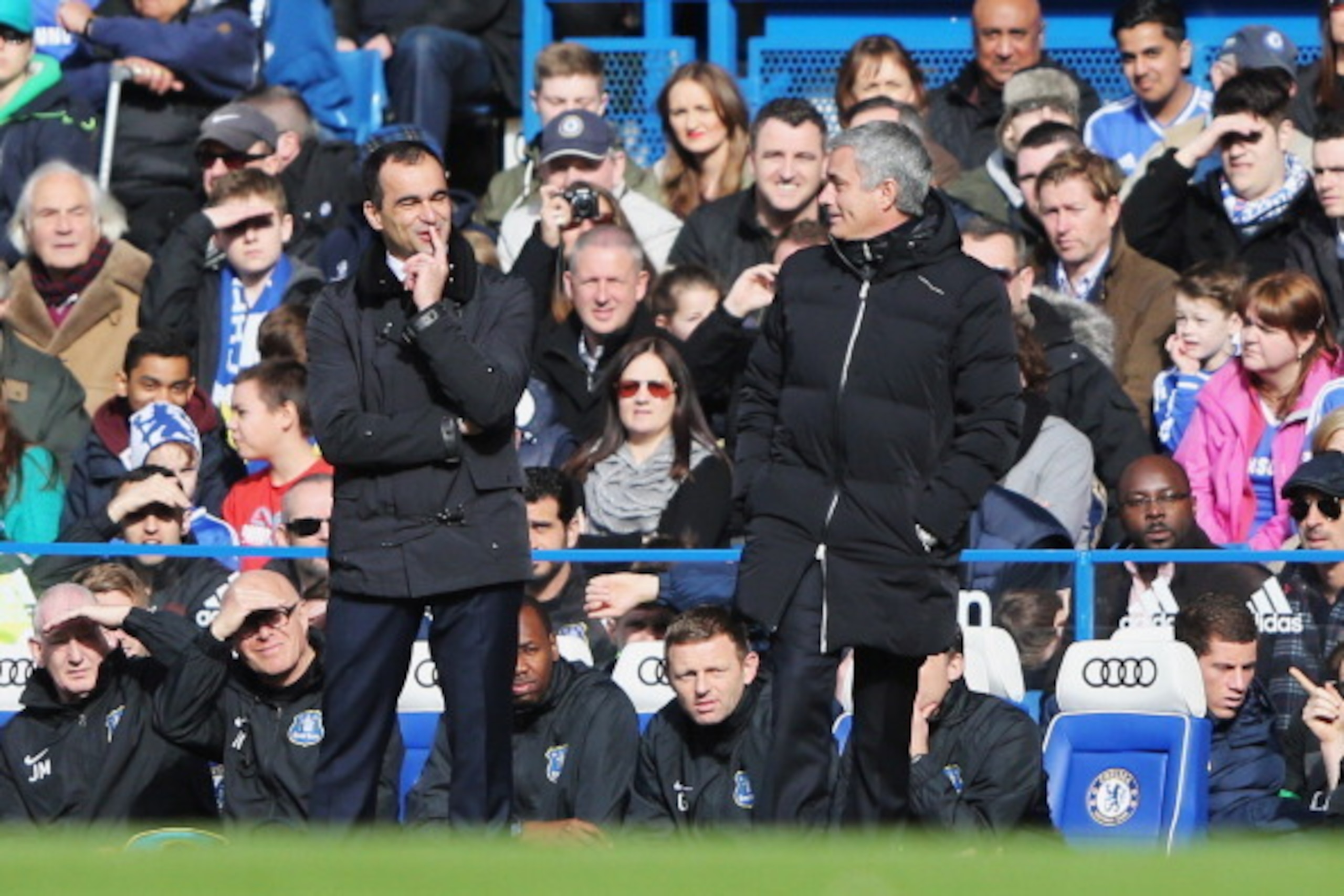 LONDON, ENGLAND - FEBRUARY 22:  Roberto Martinez (L) manager of Everton and Jose Mourinho manager of Chelsea look on from the touchline during the Barclays Premier League match between Chelsea and Everton at Stamford Bridge on February 22, 2014 in London,