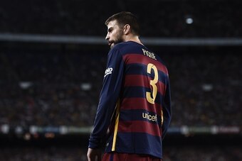 Barcelona's defender Gerard Pique is sent off during the Spanish Supercup second-leg football match FC Barcelona vs Athletic club Bilbao at the Camp Nou stadium in Barcelona on August 17, 2015. AFP PHOTO / JOSEP LAGO        (Photo credit should read JOSEP