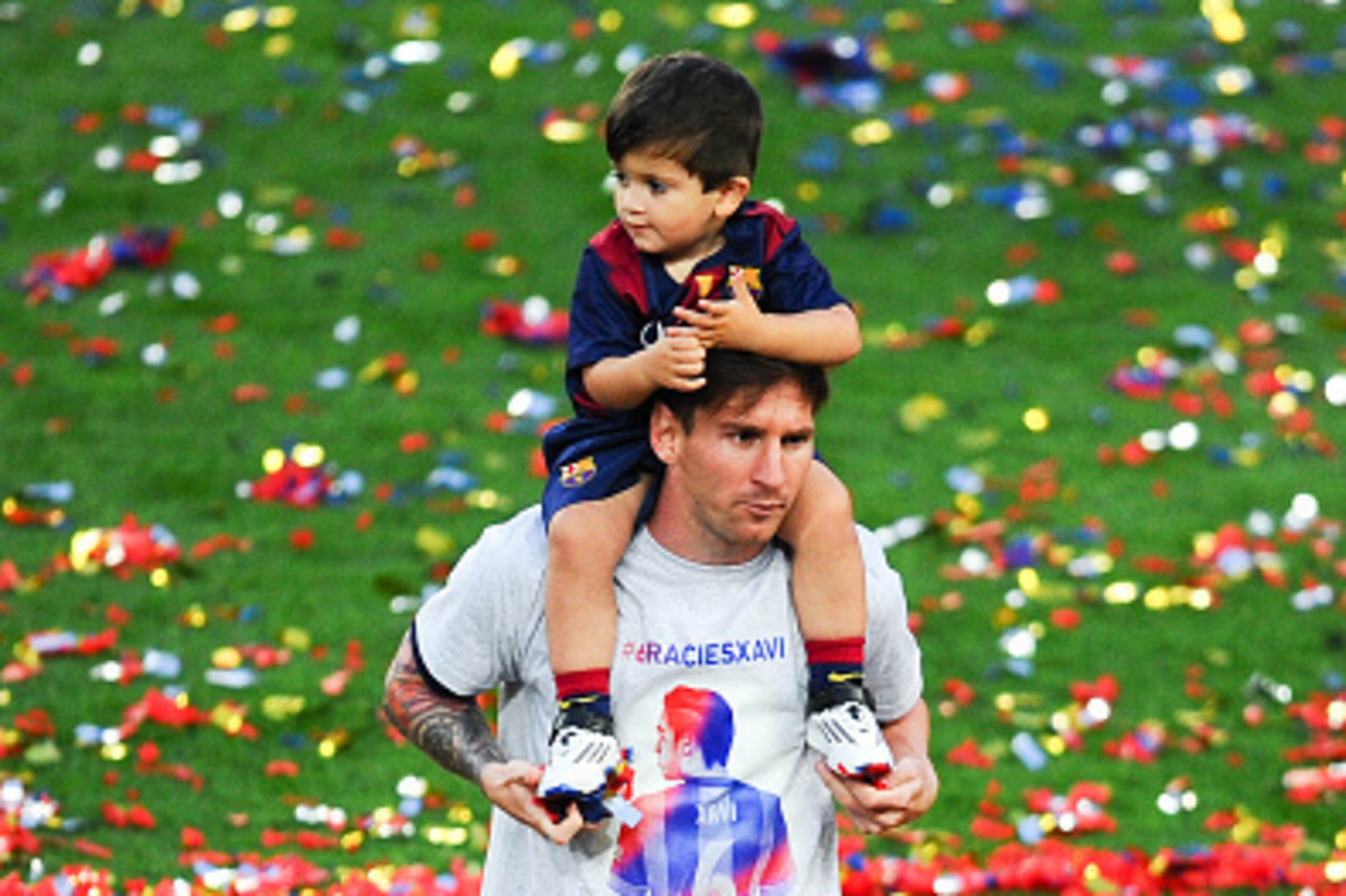 BARCELONA, SPAIN - MAY 23:  Lionel Messi of FC Barcelona carries his son Thiago during celebrations at the end of the La Liga match between FC Barcelona and RC Deportivo de la Coruna at Camp Nou on May 23, 2015 in Barcelona, Spain.  (Photo by David Ramos/