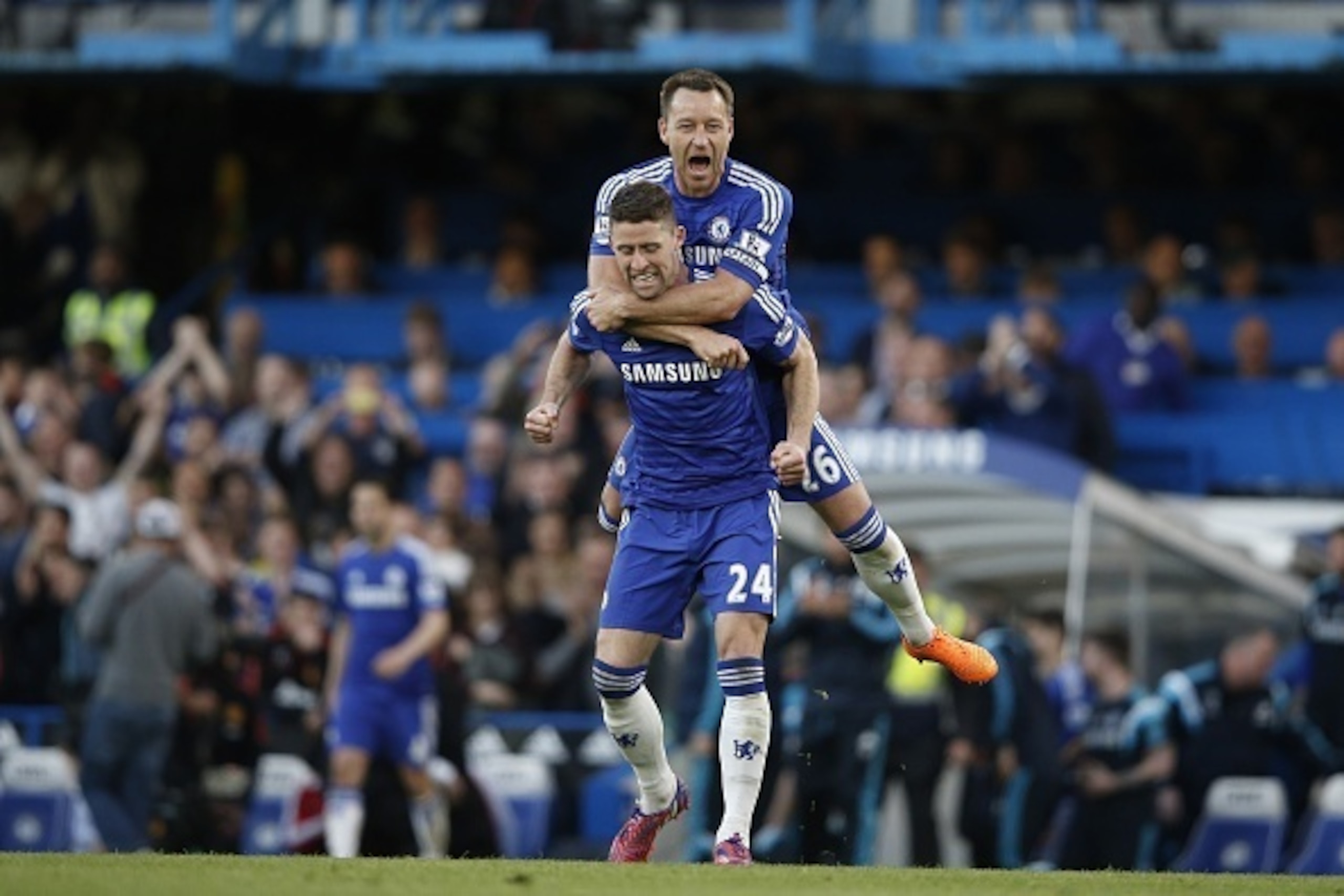 Chelsea's English defender John Terry (top) and Chelsea's English defender Gary Cahill (bottom) celebrate their 1-0 victory after the final whistle of the English Premier League football match between Chelsea and Manchester United at Stamford Bridge in Lo