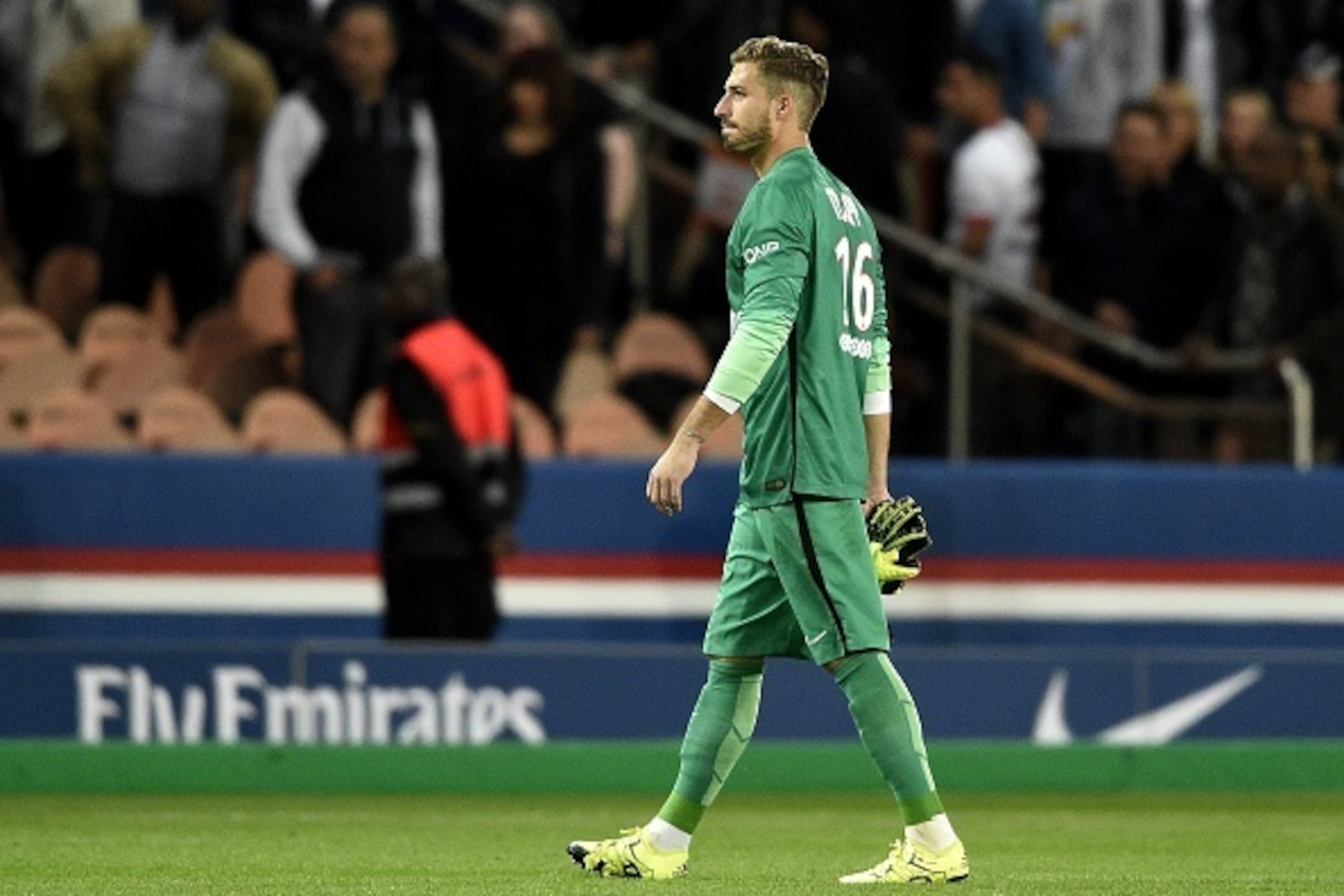 Paris Saint-Germain's German goalkeeper Kevin Trapp leaves the pitch at the end of the French L1 football match between Paris Saint-Germain (PSG) and Bordeaux at the Parc des Princes stadium in Paris on September 11, 2015. AFP PHOTO / FRANCK FIFE        (