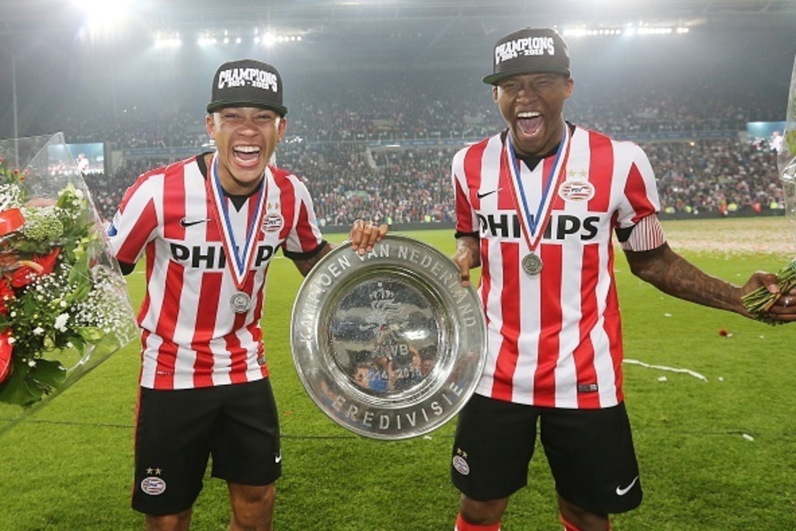 Memphis Depay of PSV, Georginio Wijnaldum of PSV during the Dutch Eredivisie match between PSV Eindhoven and SC Heerenveen at the Phillips stadium on April 18, 2015 in Eindhoven, The Netherlands(Photo by VI Images via Getty Images)