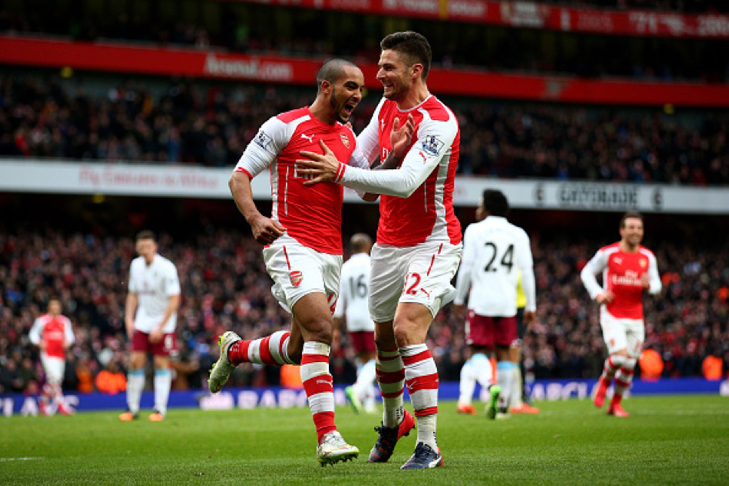 LONDON, ENGLAND - FEBRUARY 01:  Theo Walcott (R) of Arsenal is congratulated by teammate Olivier Giroud of Arsenal after scoring his team's third goal during the Barclays Premier League match between Arsenal and Aston Villa at the Emirates Stadium on Febr