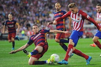 MADRID, SPAIN - SEPTEMBER 12:  Fernando Torres of Club Atletico de Madrid has his shot blocked by Thomas Vermaelen of FC Barcelona during the La Liga match between Club Atletico de Madrid and FC Barcelona at Vicente Calderon Stadium on September 12, 2015 
