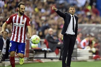 Barcelona's coach Luis Enrique (R) gestures during the Spanish league football match Club Atletico de Madrid vs FC Barcelona at the Vicente Calderon stadium in Madrid on September 12, 2015.   AFP PHOTO/ GERARD JULIEN        (Photo credit should read GERAR