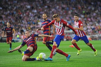 MADRID, SPAIN - SEPTEMBER 12:  Fernando Torres of Club Atletico de Madrid has his shot blocked by Thomas Vermaelen of FC Barcelona during the La Liga match between Club Atletico de Madrid and FC Barcelona at Vicente Calderon Stadium on September 12, 2015 