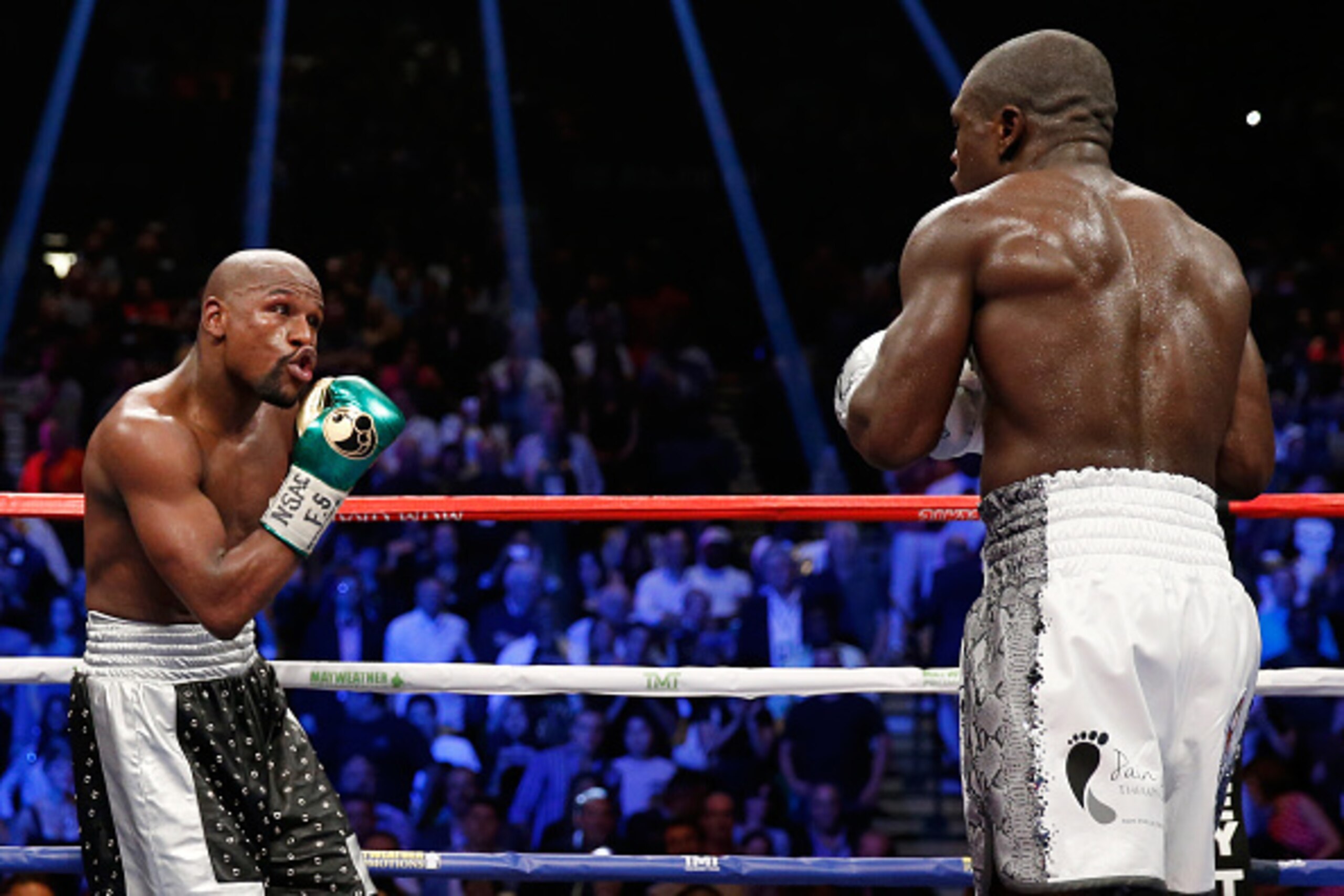 LAS VEGAS, NV - SEPTEMBER 12:  Floyd Mayweather Jr. dances around the ring in the final round against Andre Berto during their WBC/WBA welterweight title fight at MGM Grand Garden Arena on September 12, 2015 in Las Vegas, Nevada.  (Photo by Ezra Shaw/Gett