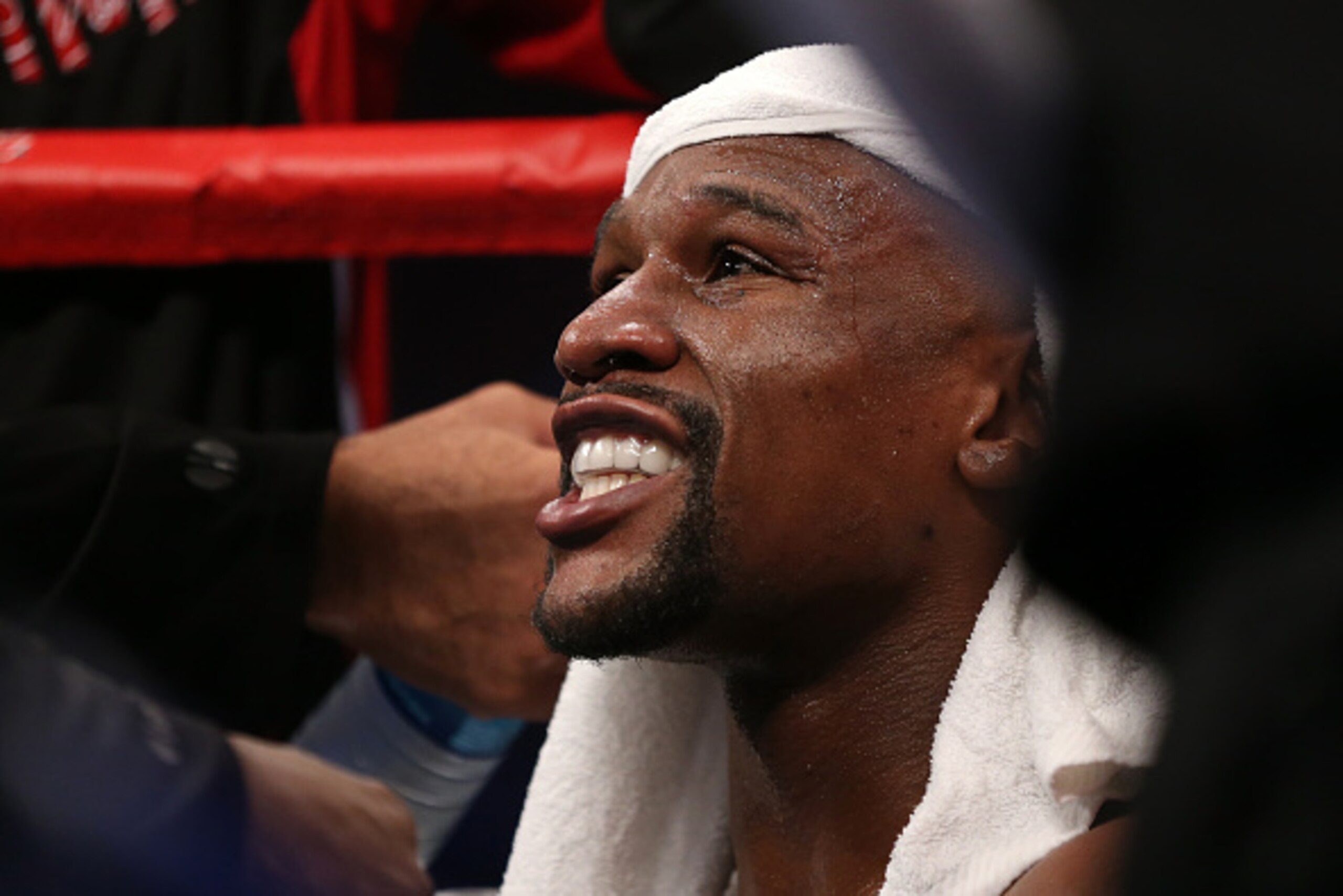 LAS VEGAS, NV - SEPTEMBER 12:  Floyd Mayweather Jr. sits in his corner during his WBC/WBA welterweight title fight against Andre Berto at MGM Grand Garden Arena on September 12, 2015 in Las Vegas, Nevada.  (Photo by Ezra Shaw/Getty Images)