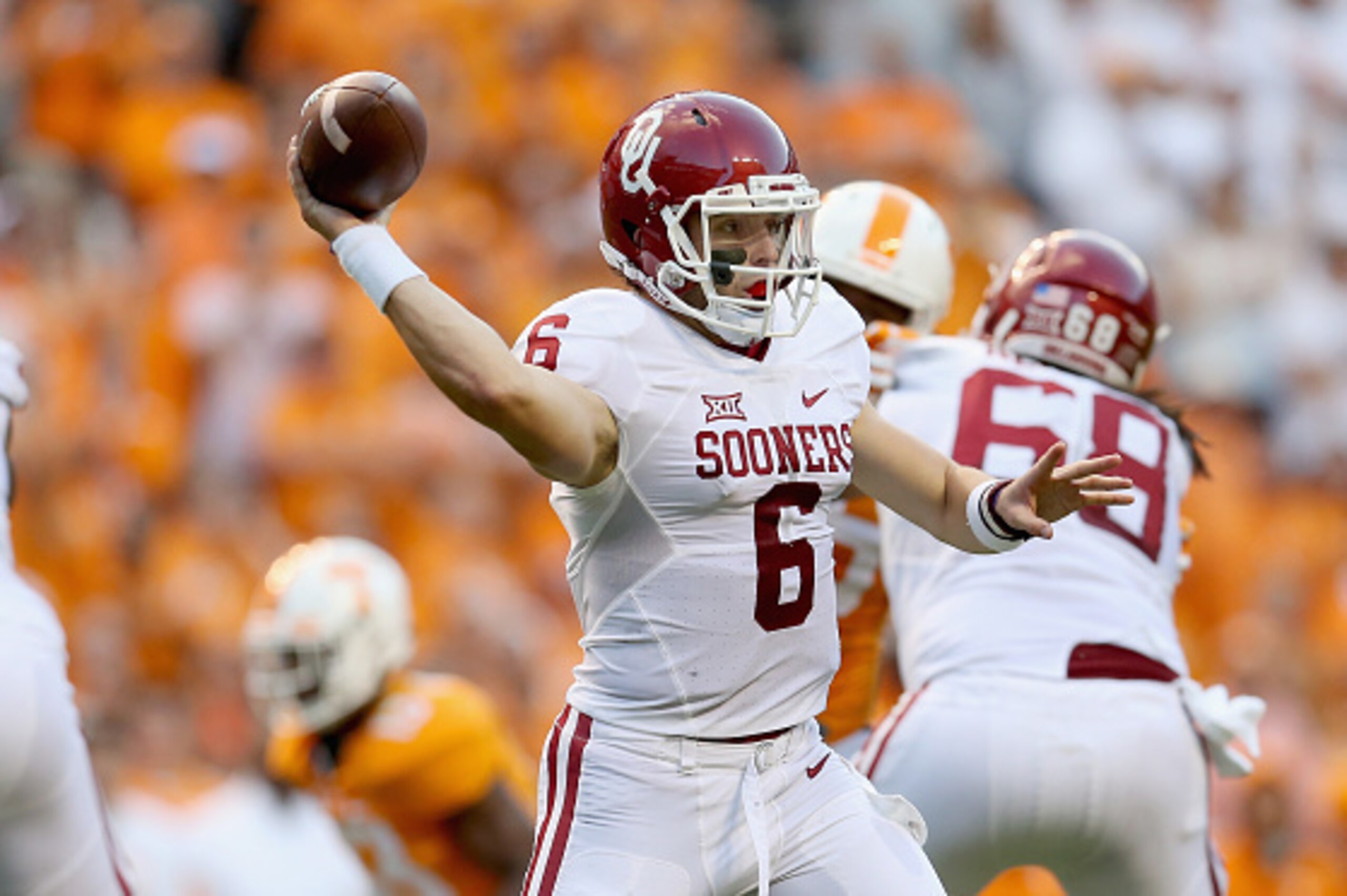 KNOXVILLE, TN - SEPTEMBER 12:  Baker Mayfield #6 of the Oklahoma Sooners throws a pass against the Tennessee Volunteers at Neyland Stadium on September 12, 2015 in Knoxville, Tennessee.  (Photo by Andy Lyons/Getty Images)