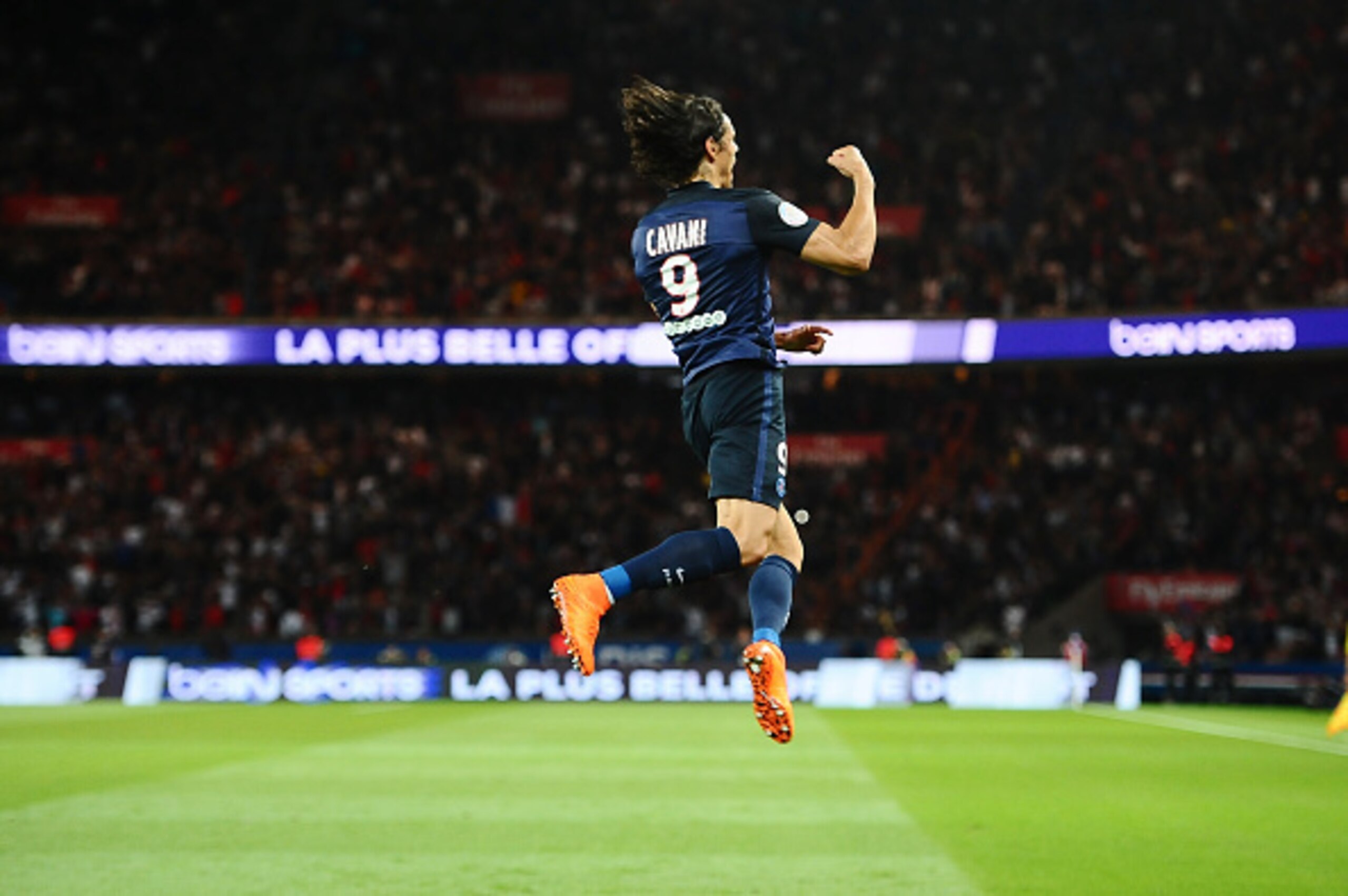 PARIS, FRANCE - SEPTEMBER 11:  Edinson Cavani of PSG celebrates his second goal of the night during the Ligue 1 game between Paris Saint Germain and Girondins de Bordeaux at Parc des Princes on September 11, 2015 in Paris, France.  (Photo by Aurelien Meun