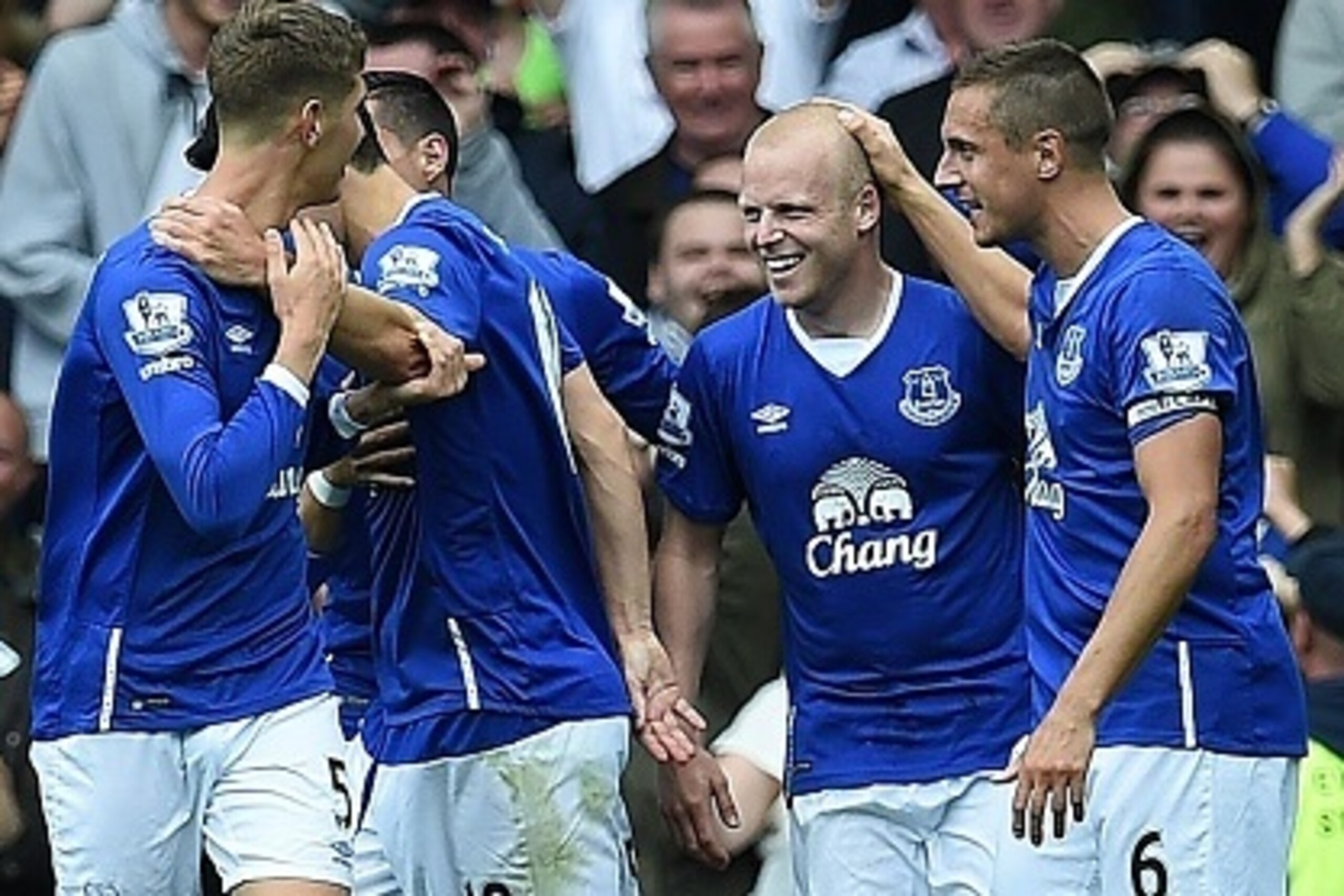 Everton's English defender Phil Jagielka (R) celebrates with Everton's Scottish striker Steven Naismith (2R) after Naismith scored his third goal during the English Premier League football match between Everton and Chelsea at Goodison Park in Liverpool on