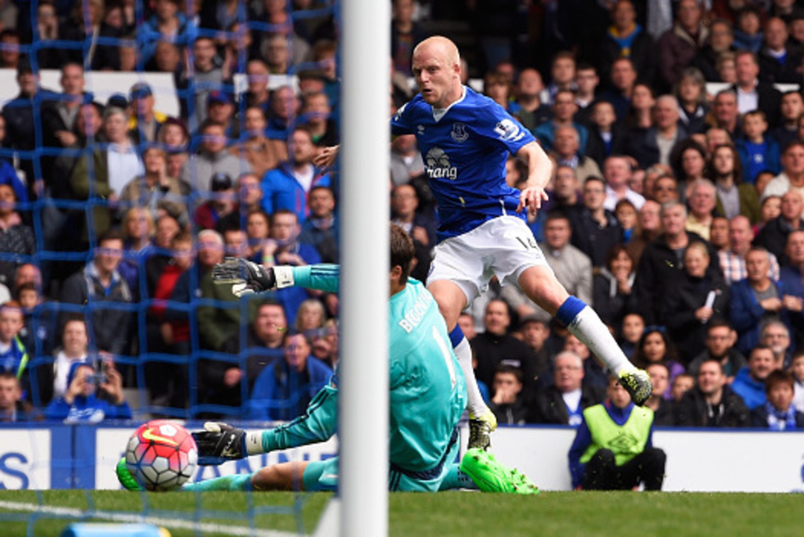 LIVERPOOL, ENGLAND - SEPTEMBER 12:  Steven Naismith of Everton scores his hat trick goal during the Barclays Premier League match between Everton and Chelsea at Goodison Park on September 12, 2015 in Liverpool, United Kingdom.  (Photo by Stu Forster/Getty