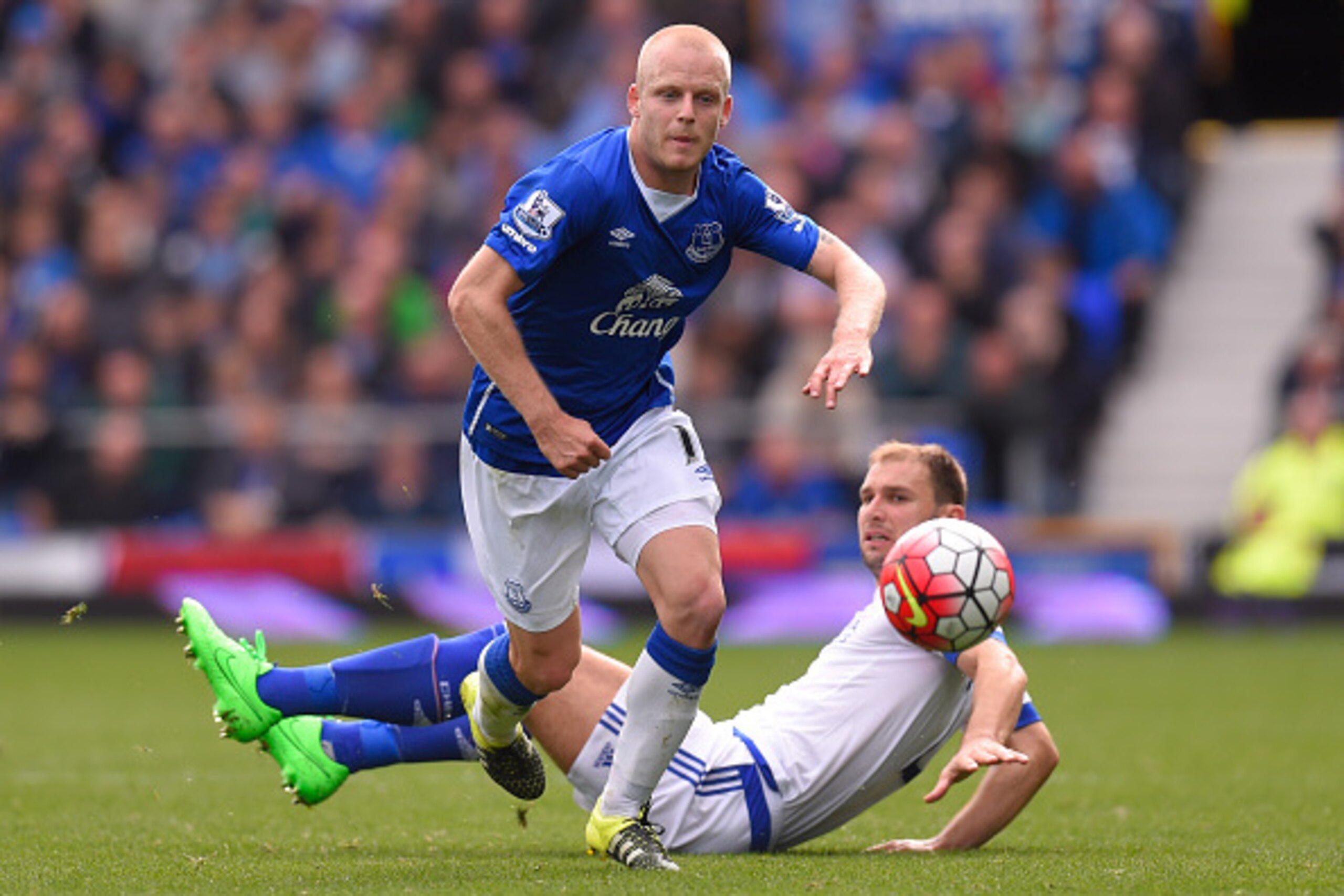 LIVERPOOL, ENGLAND - SEPTEMBER 12:  Steven Naismith of Everton goes past Branislav Ivanovic of Chelsea during the Barclays Premier League match between Everton and Chelsea at Goodison Park on September 12, 2015 in Liverpool, United Kingdom.  (Photo by Stu