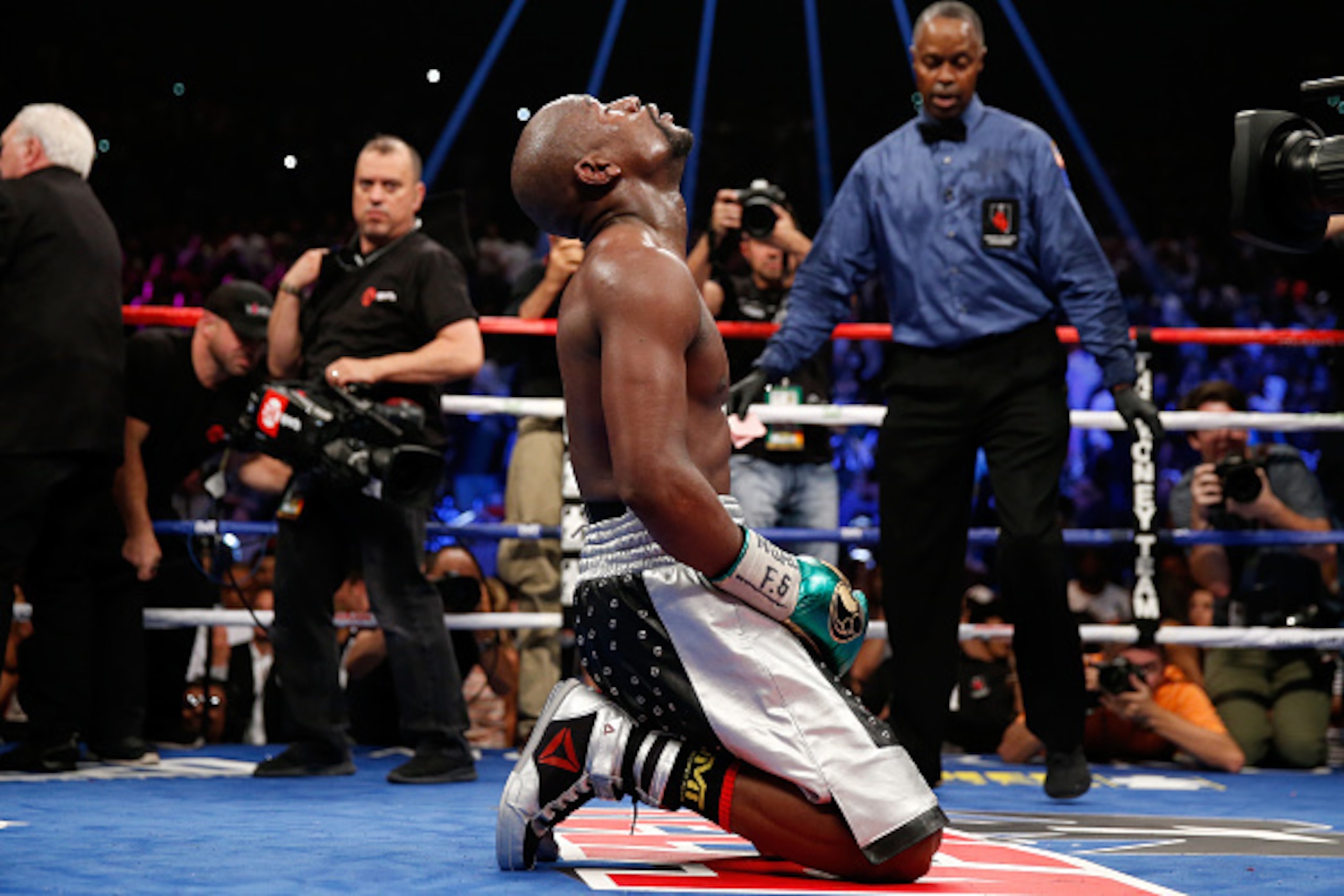 LAS VEGAS, NV - SEPTEMBER 12:  Floyd Mayweather Jr. kneels on the mat after winning his WBC/WBA welterweight title fight against Andre Berto at MGM Grand Garden Arena on September 12, 2015 in Las Vegas, Nevada. Mayweather won the fight by unanimous decisi
