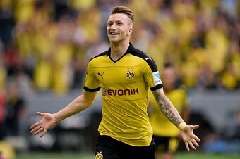 Dortmund's striker Marco Reus celebrates after scoring during the German first division Bundesliga football match Borussia Dortmund vs Borussia Moenchengladbach in Dortmund, western Germany, on August 15, 2015.  AFP PHOTO / PATRIK STOLLARZ

RESTRICTIONS: 