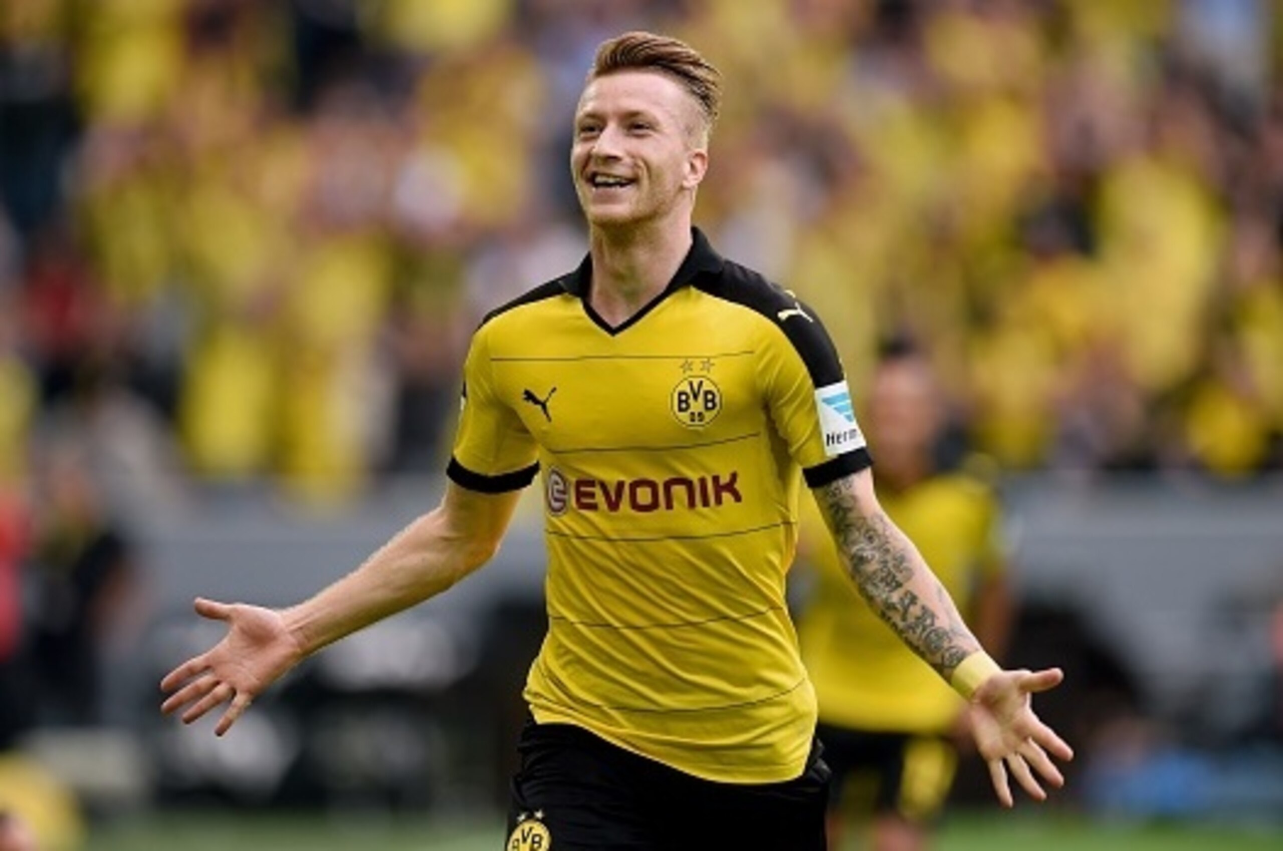 Dortmund's striker Marco Reus celebrates after scoring during the German first division Bundesliga football match Borussia Dortmund vs Borussia Moenchengladbach in Dortmund, western Germany, on August 15, 2015.  AFP PHOTO / PATRIK STOLLARZ

RESTRICTIONS: 