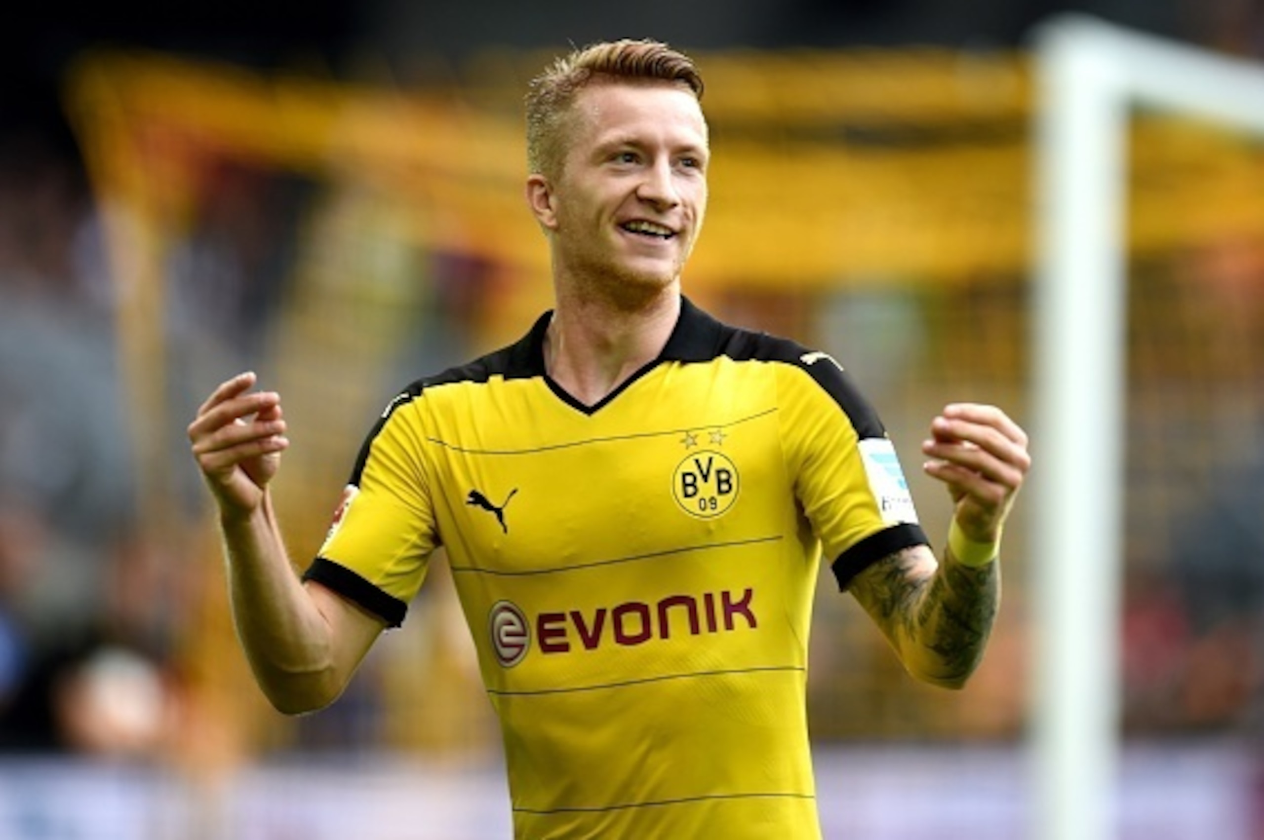Dortmund's striker Marco Reus celebrates scoring during the German first division Bundesliga football match Borussia Dortmund vs Borussia Moenchengladbach in Dortmund, western Germany, on August 15, 2015.  AFP PHOTO / PATRIK STOLLARZ

RESTRICTIONS: DURING