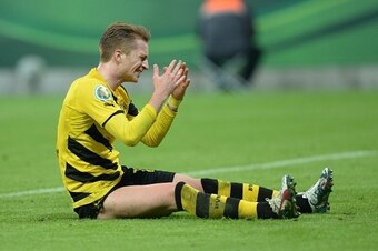 Dortmund's midfielder Marco Reus reacts during the German Cup DFB Pokal semi-final football match FC Bayern Munich v Borussia Dortmund in Munich, southern Germany, on April 28, 2015.  AFP PHOTO / CHRISTOF STACHE

+++ RESTRICTIONS / EMBARGO  ACCORDING TO D