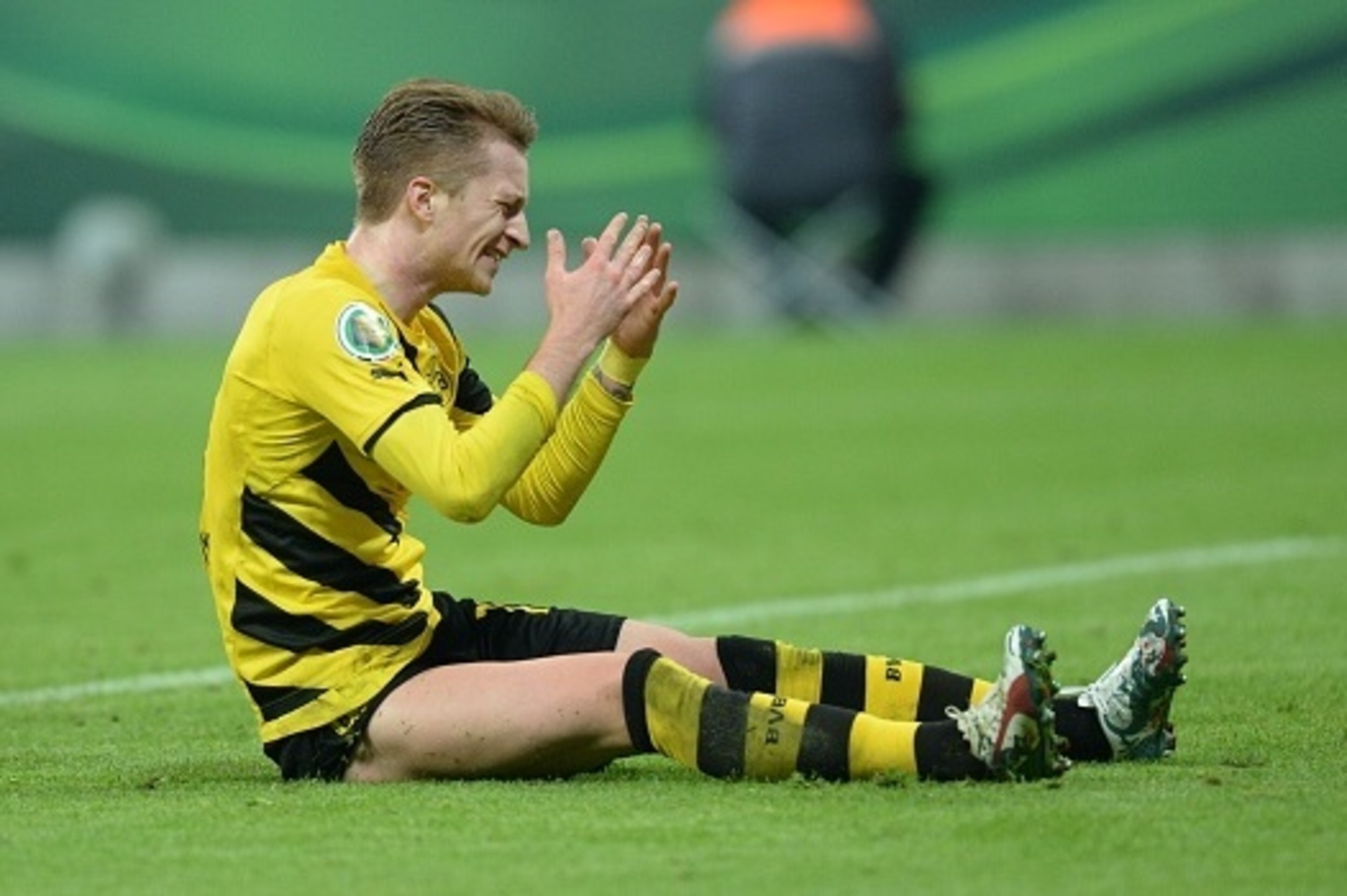 Dortmund's midfielder Marco Reus reacts during the German Cup DFB Pokal semi-final football match FC Bayern Munich v Borussia Dortmund in Munich, southern Germany, on April 28, 2015.  AFP PHOTO / CHRISTOF STACHE

+++ RESTRICTIONS / EMBARGO  ACCORDING TO D