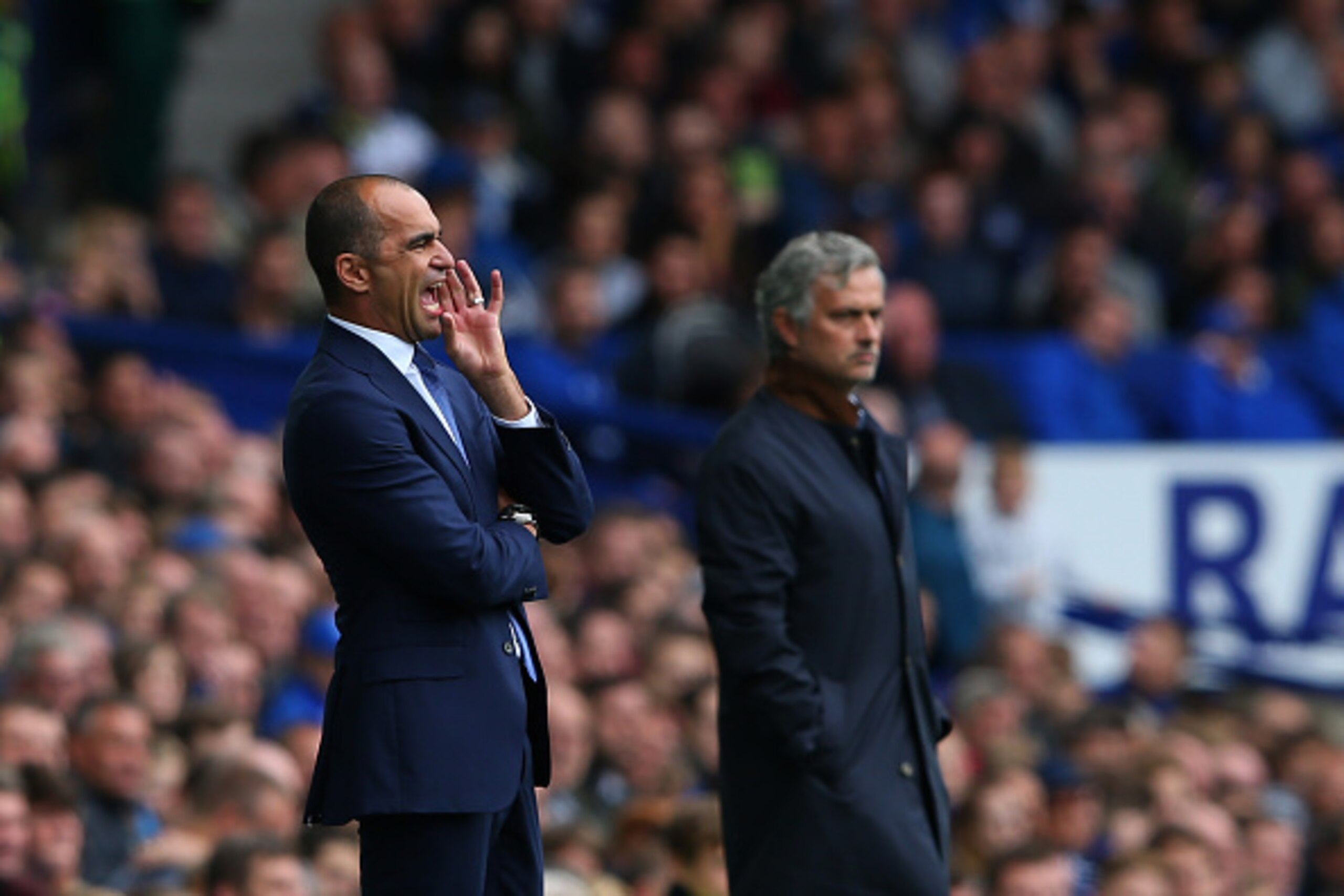 LIVERPOOL, ENGLAND - SEPTEMBER 12:  Roberto Martinez, manager of Everton gives instructions with Jose Mourinho, manager of Chelsea during the Barclays Premier League match between Everton and Chelsea at Goodison Park on September 12, 2015 in Liverpool, Un