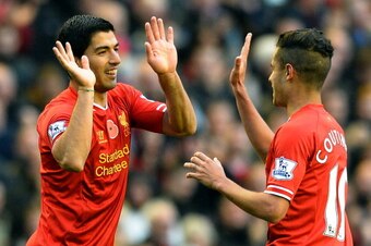 Liverpool's Uruguayan striker Luis Suarez (L) celebrates scoring a goal with teammate Brazilian midfielder Philippe Coutinho during the English Premier League football match between Liverpool and Fulham at Anfield in Liverpool, northwest England on Novemb