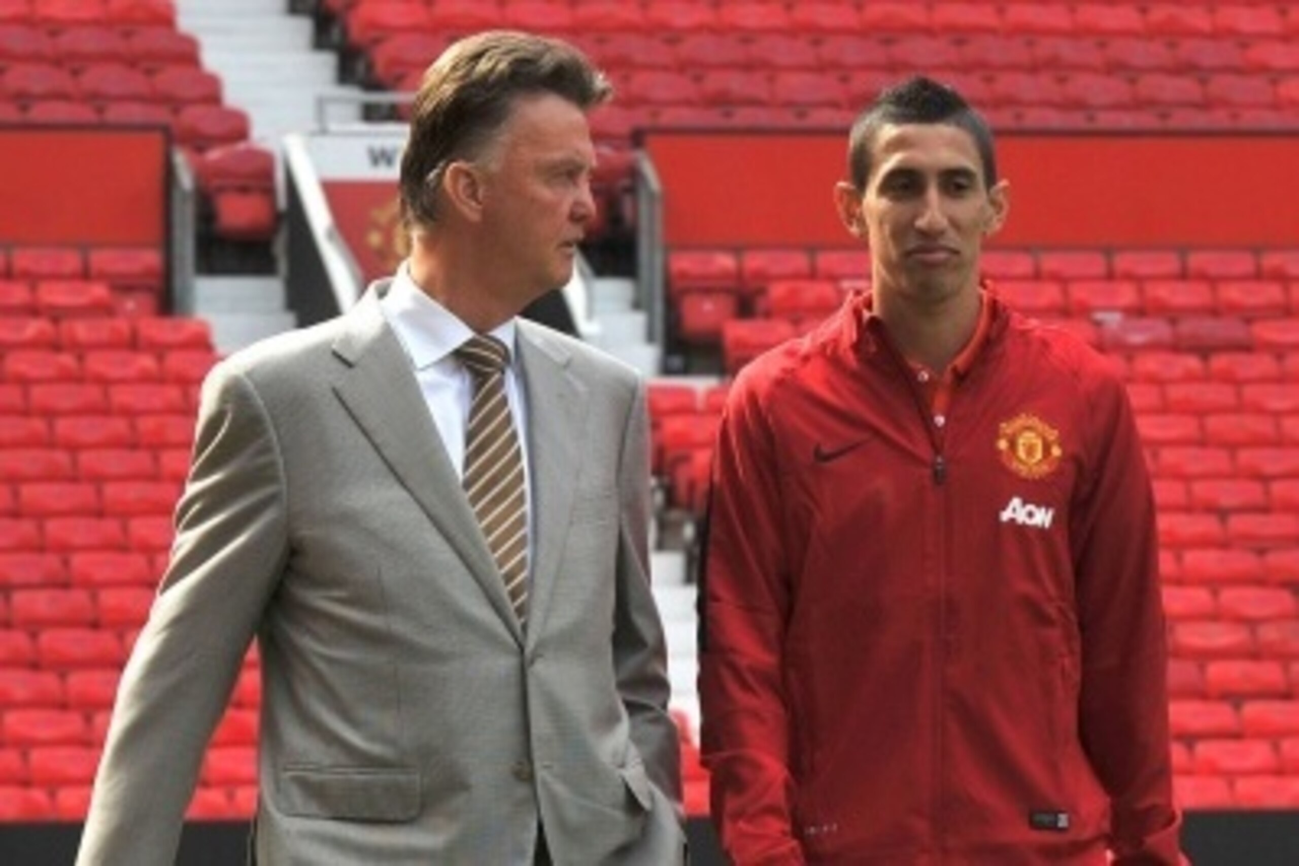 Manchester United's Dutch manager Louis van Gaal (L) walks with Manchester United's newly-signed Argentinian midfielder Angel di Maria (R) during an official presentation on the pitch at Old Trafford in Manchester, north-west England on August 28, 2014. M