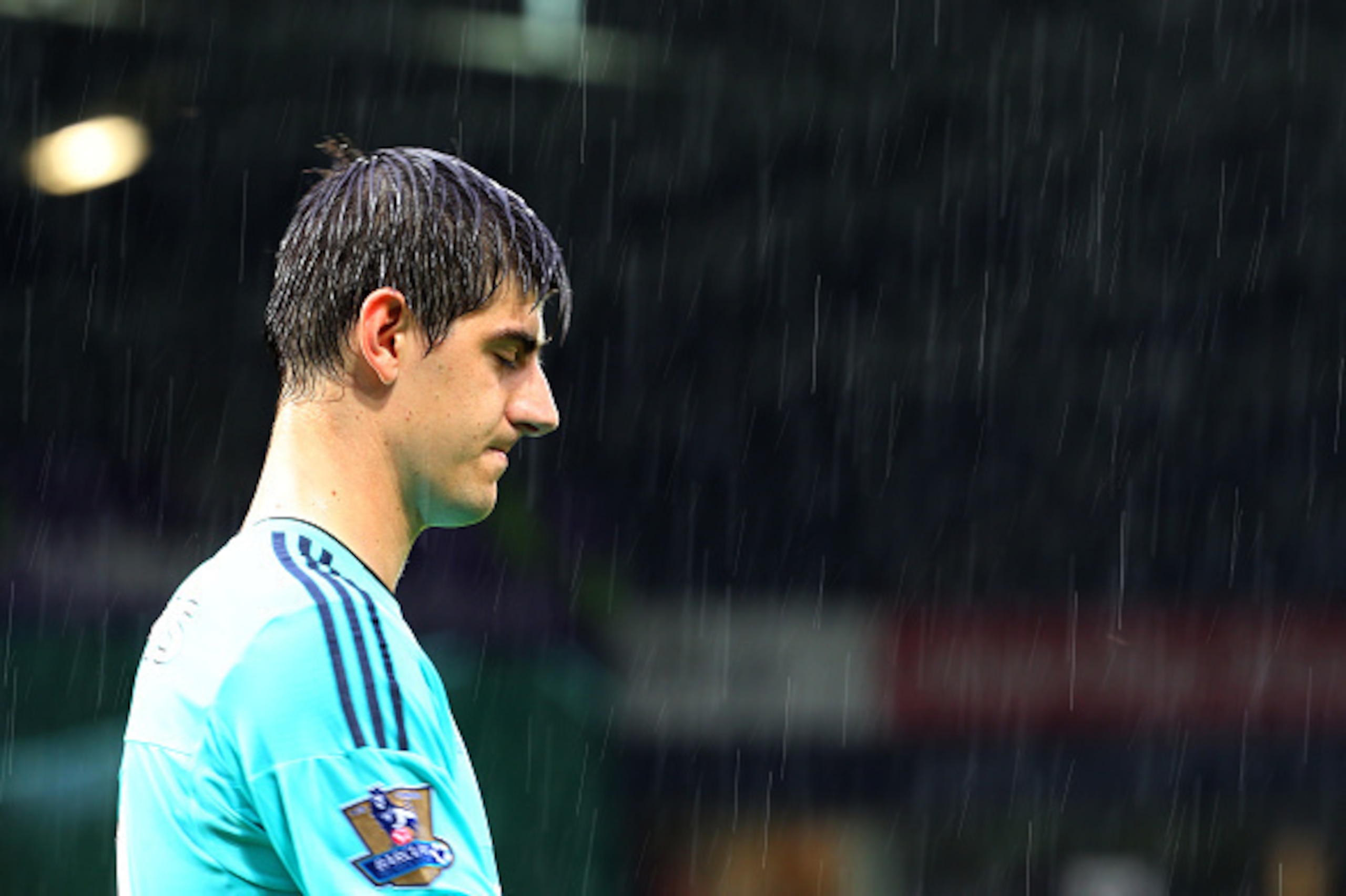 WEST BROMWICH, ENGLAND - AUGUST 23: Thibaut Courtois of Chelsea in the rain during the Barclays Premier League match between West Bromwich Albion and Chelsea on August 23, 2015 in West Bromwich, United Kingdom. (Photo by Catherine Ivill - AMA/Getty Imag WEST BROMWICH, ENGLAND - AUGUST 23: Thibaut Courtois of Chelsea in the rain during the Barclays Premier League match between West Bromwich Albion and Chelsea on August 23, 2015 in West Bromwich, United Kingdom. (Photo by Catherine Ivill - AMA/Getty Imag