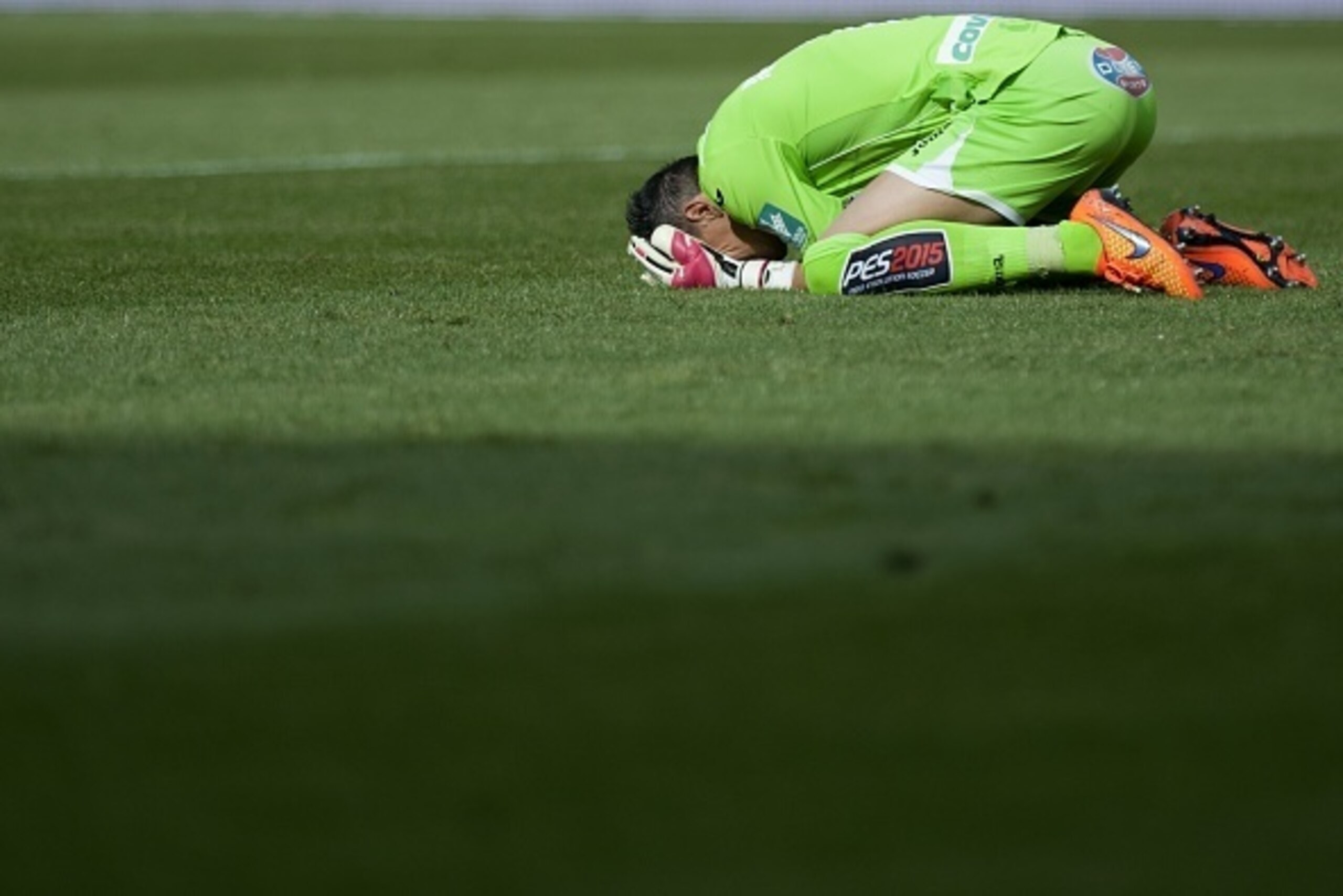Granada's goalkeeper Roberto Fernandez bends on the ground during the Spanish league football match Granada FC v Sevilla FC at Nuevo Los Carmenes stadium in Granada  on April 19, 2015.  AFP PHOTO / JORGE GUERRERO        (Photo credit should read Jorge Gue