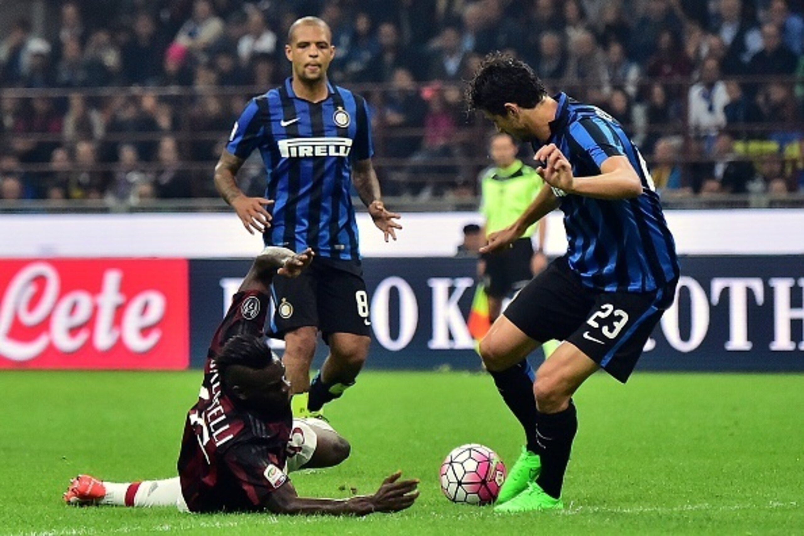 AC Milan's Italian forward Mario Balotelli  (L) challenges Inter Milan's Italian defender Andrea Ranocchia during the Serie A football match between Inter Milan and AC Milan at San Siro Stadium in Milan on September 13, 2015 . AFP PHOTO / GIUSEPPE CACACE 