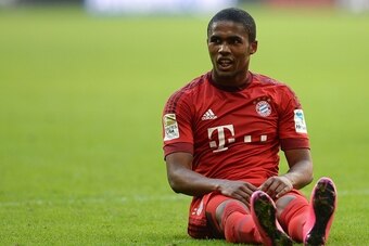 Bayern Munich's Brazilian midfielder Douglas Costa sits at the field during the German first division Bundesliga football match FC Bayern Munich v FC Augsburg, in Munich, on September 12, 2015.  AFP PHOTO /CHRISTOF STACHE

RESTRICTIONS: DURING MATCH TIME: