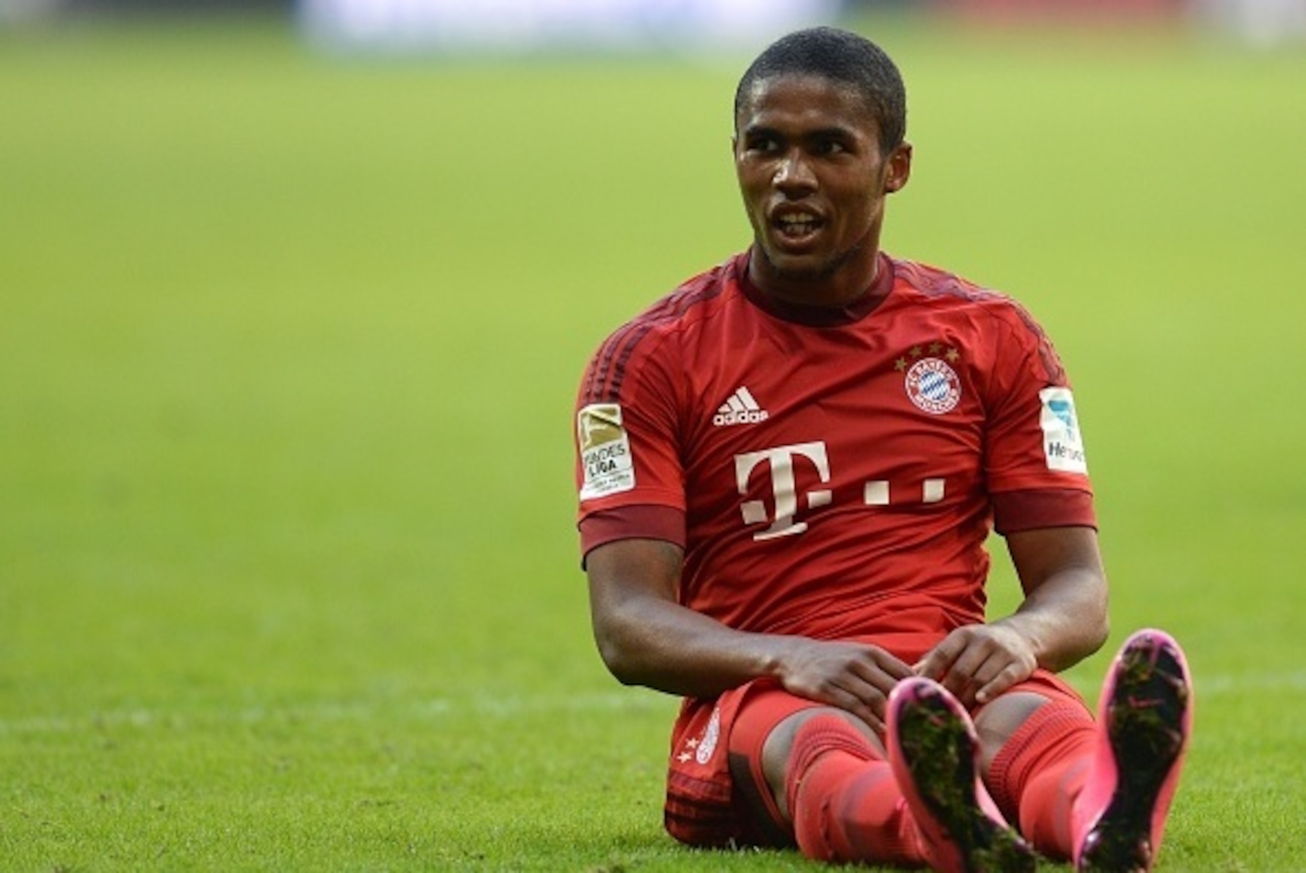 Bayern Munich's Brazilian midfielder Douglas Costa sits at the field during the German first division Bundesliga football match FC Bayern Munich v FC Augsburg, in Munich, on September 12, 2015.  AFP PHOTO /CHRISTOF STACHE

RESTRICTIONS: DURING MATCH TIME: